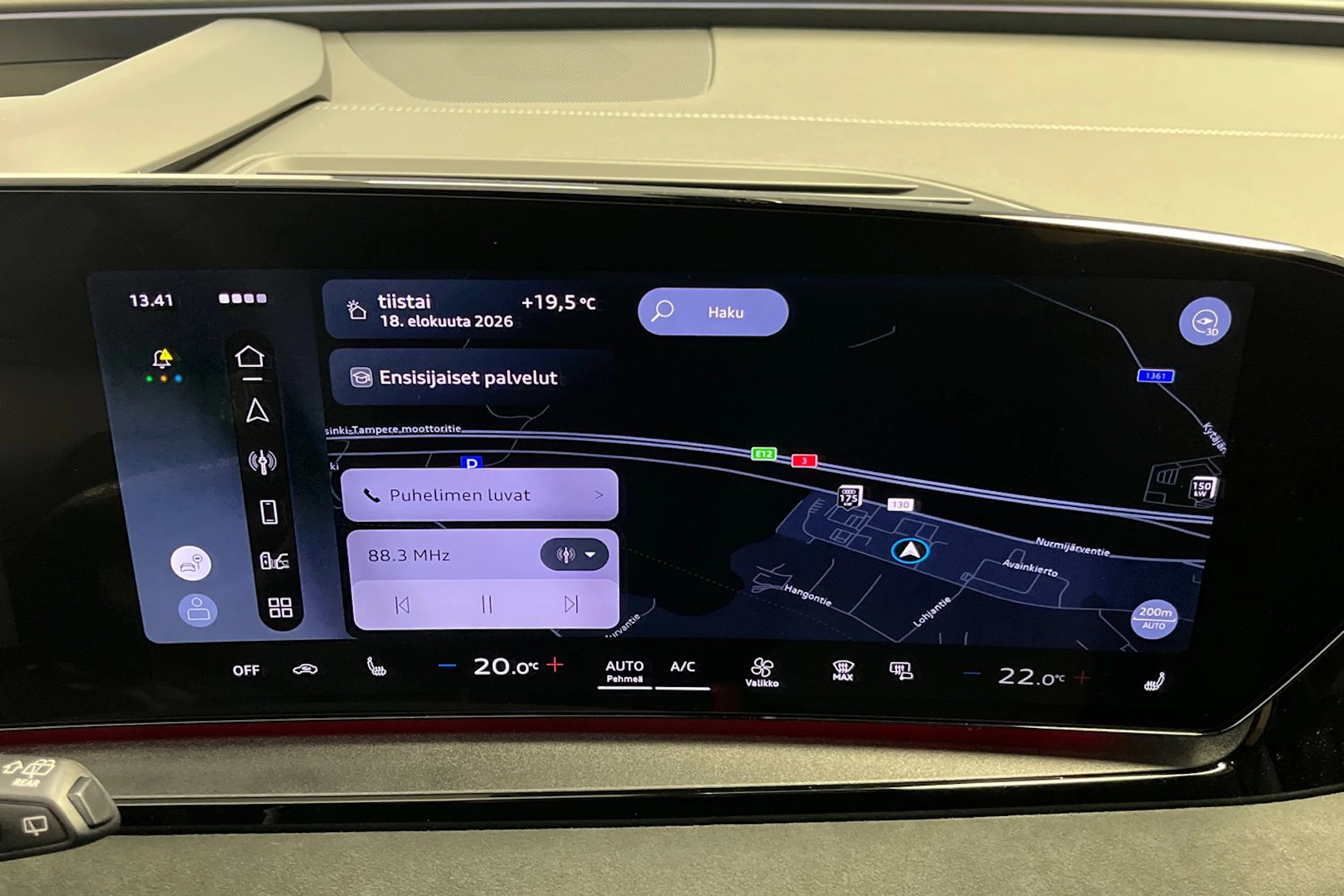 jäätikön valkoinen Audi SQ6 e-tron 2026 kuva 21.
