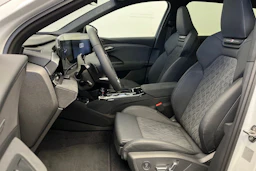 jäätikön valkoinen Audi SQ6 e-tron 2026 kuva 23.