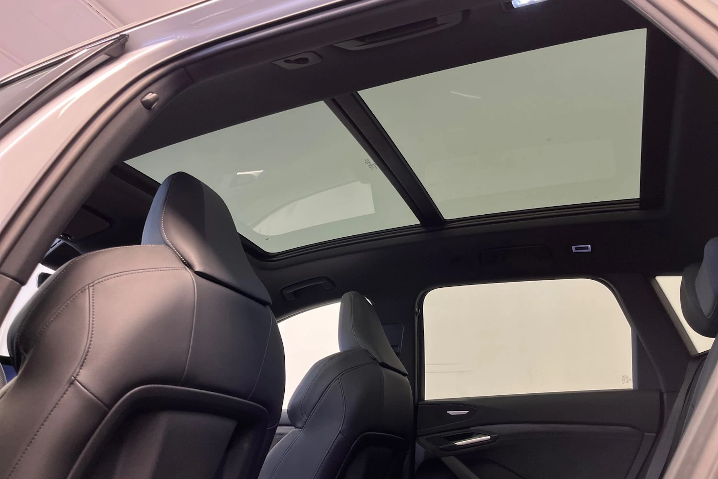 jäätikön valkoinen Audi SQ6 e-tron 2026 kuva 24.