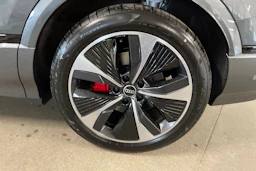 harmaa Audi SQ6 e-tron 2026 kuva 10.
