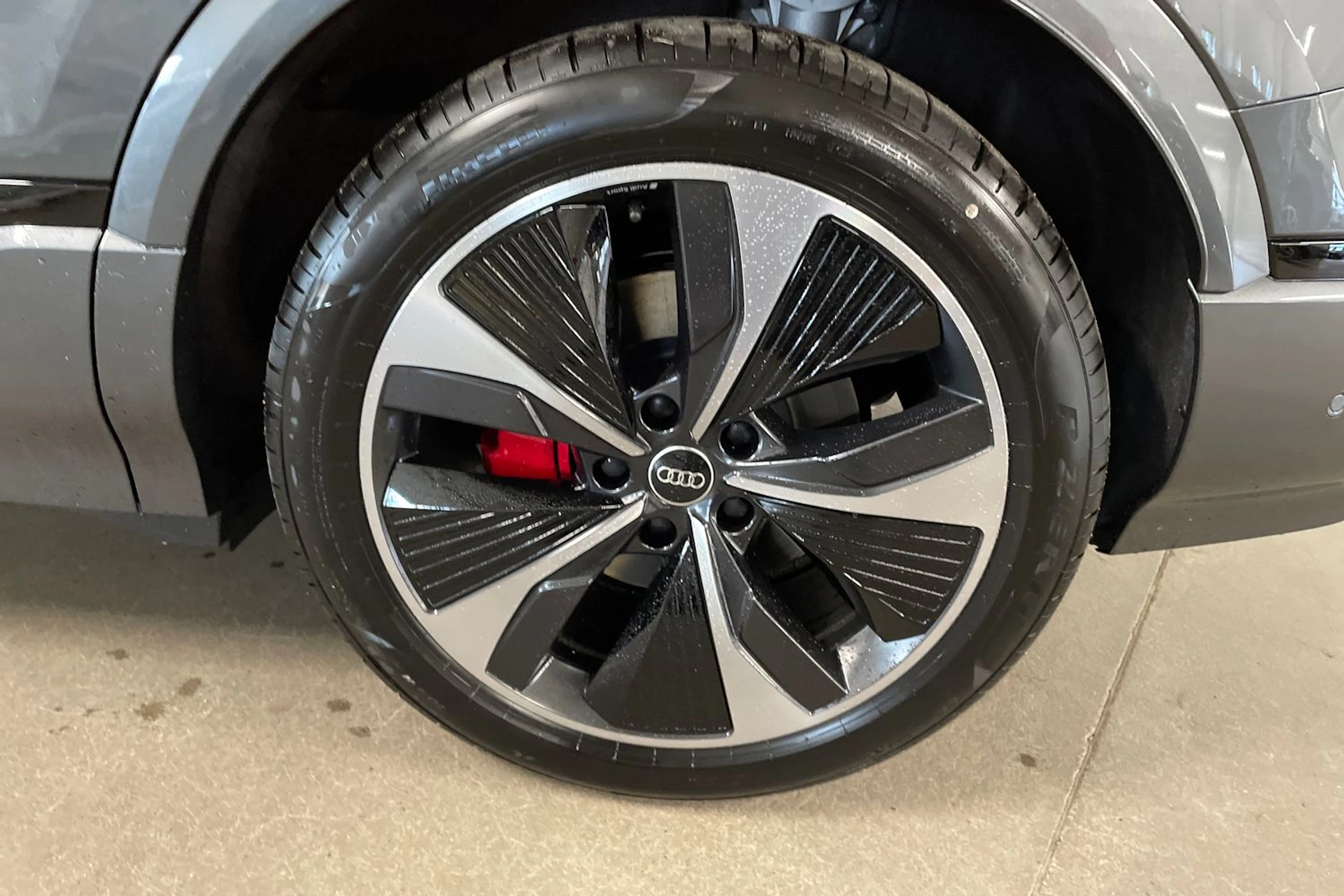 harmaa Audi SQ6 e-tron 2026 kuva 10.