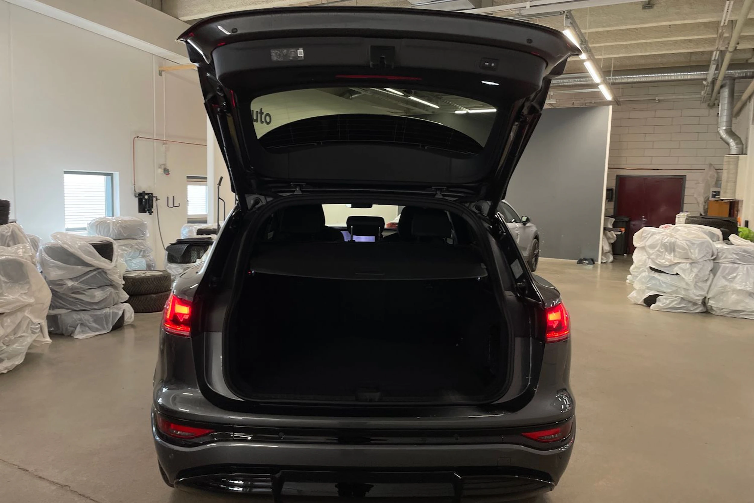 harmaa Audi SQ6 e-tron 2026 kuva 14.