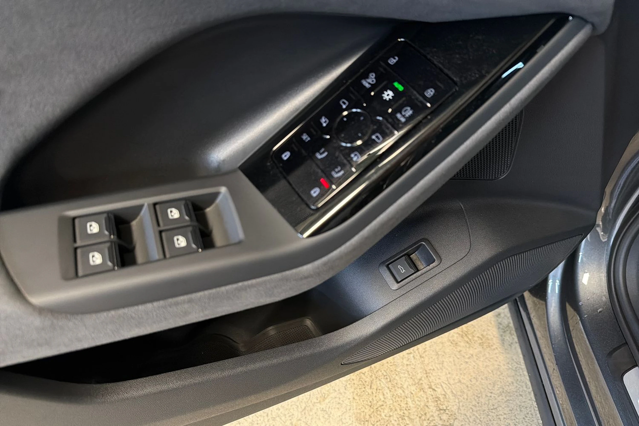 harmaa Audi SQ6 e-tron 2026 kuva 11.