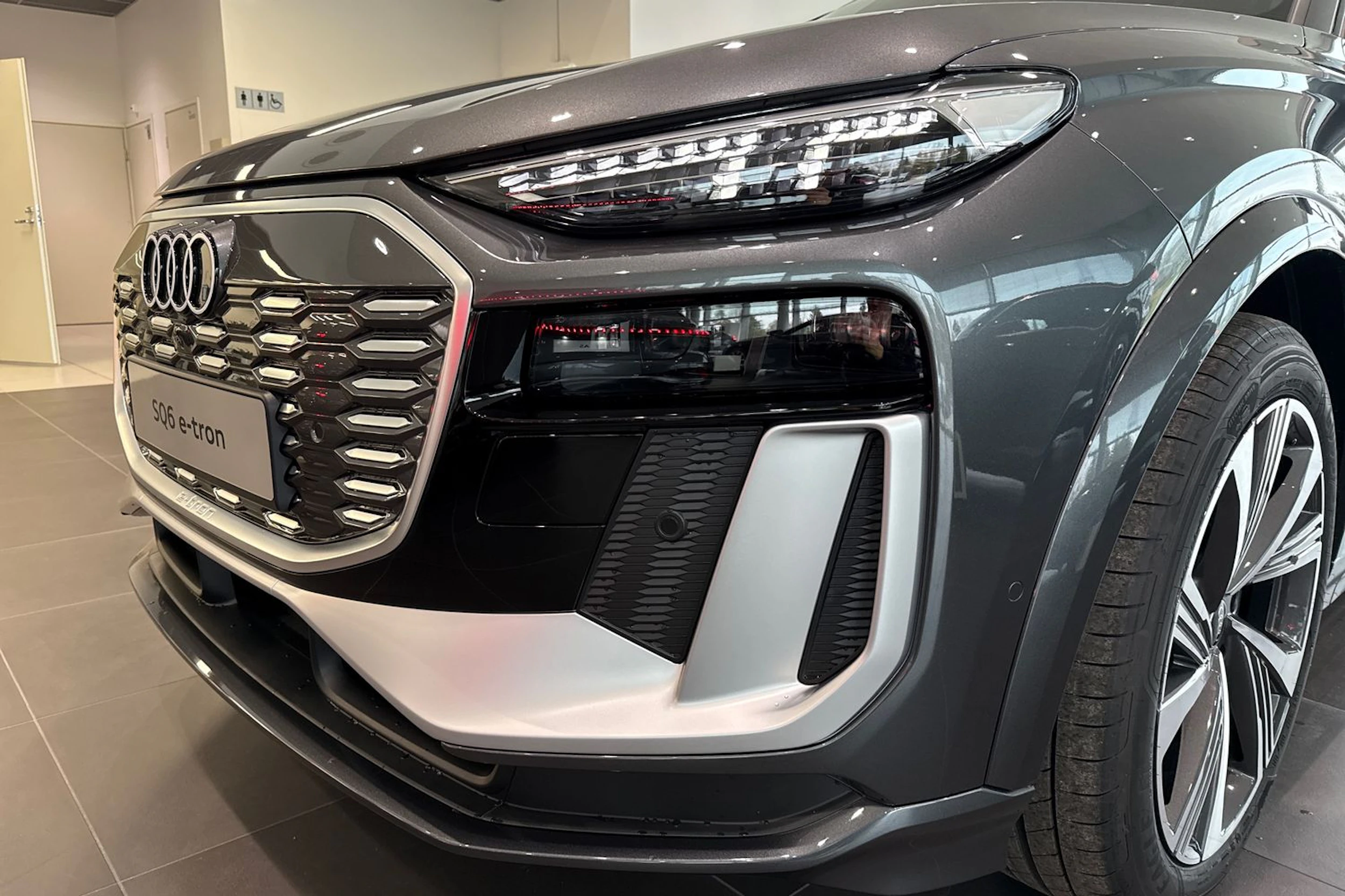 met. harmaa Audi SQ6 e-tron 2026 kuva 10.