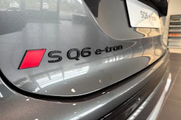 met. harmaa Audi SQ6 e-tron 2026 kuva 11.