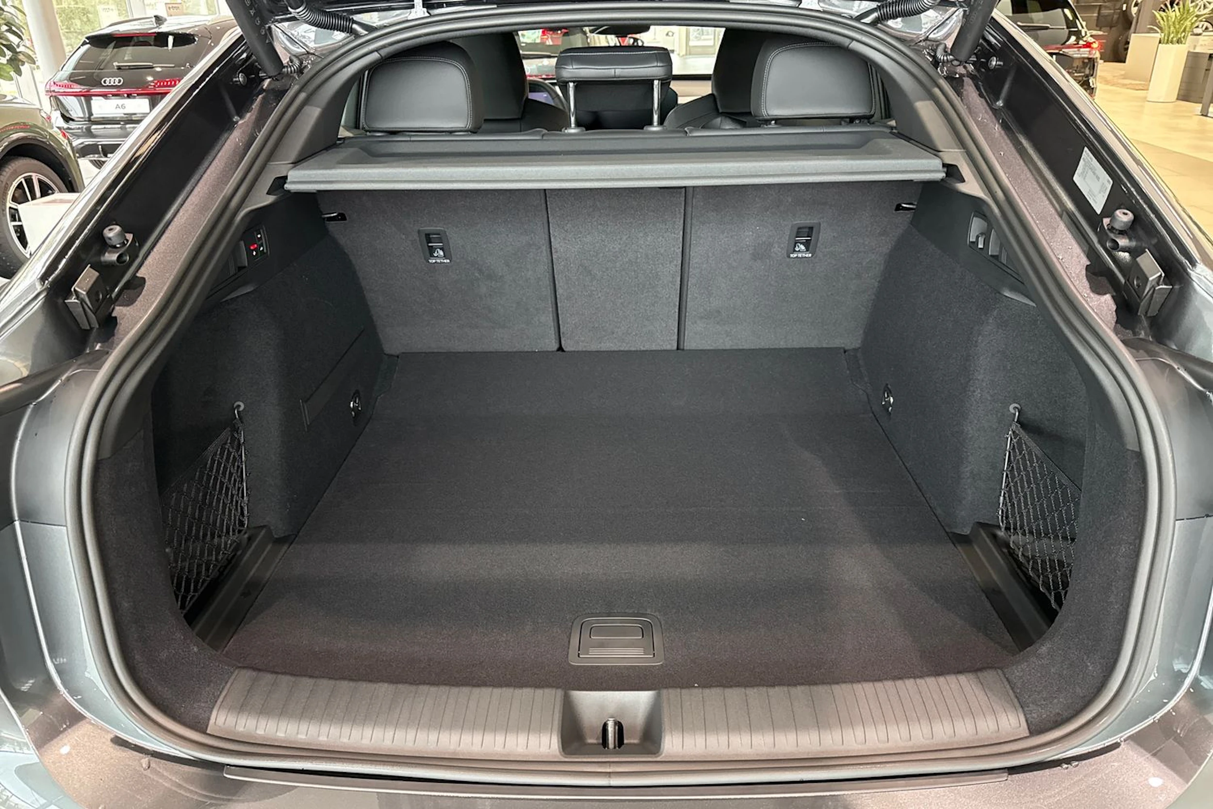 met. harmaa Audi SQ6 e-tron 2026 kuva 12.