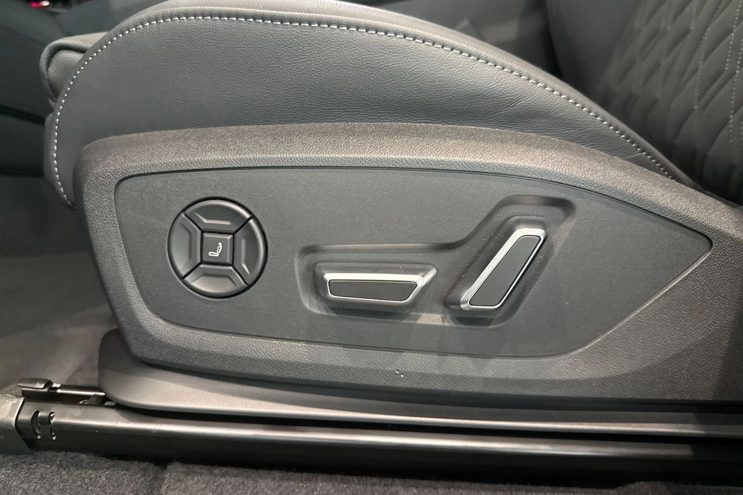 met. harmaa Audi SQ6 e-tron 2026 kuva 16.