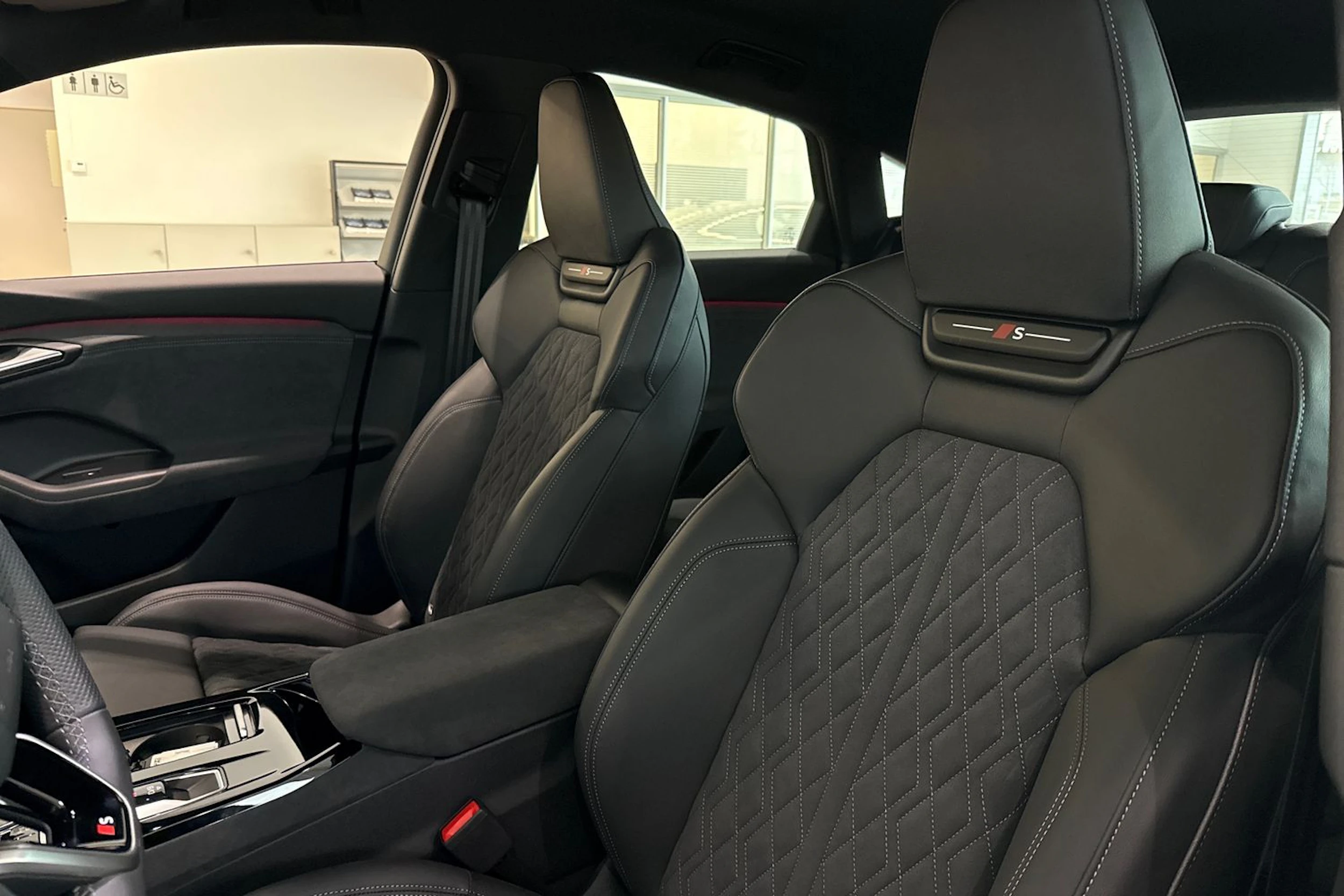 met. harmaa Audi SQ6 e-tron 2026 kuva 19.