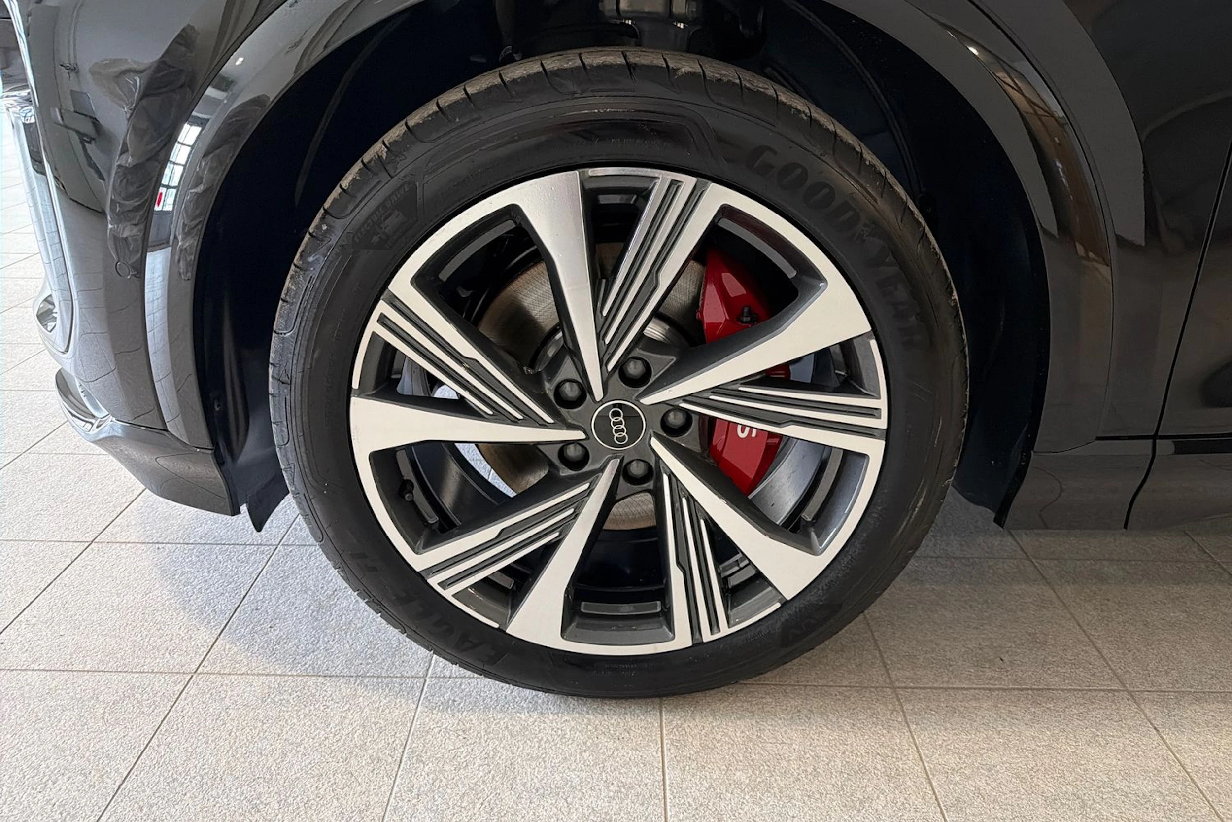 musta Audi SQ6 e-tron 2026 kuva 10.