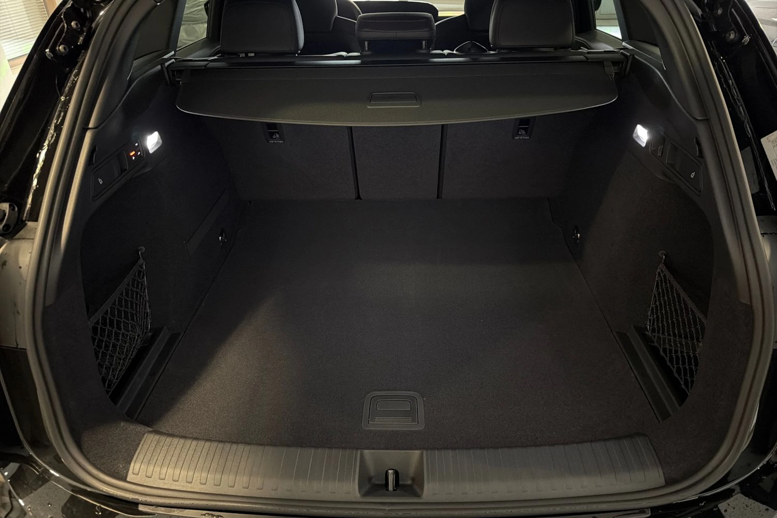 musta Audi SQ6 e-tron 2026 kuva 11.