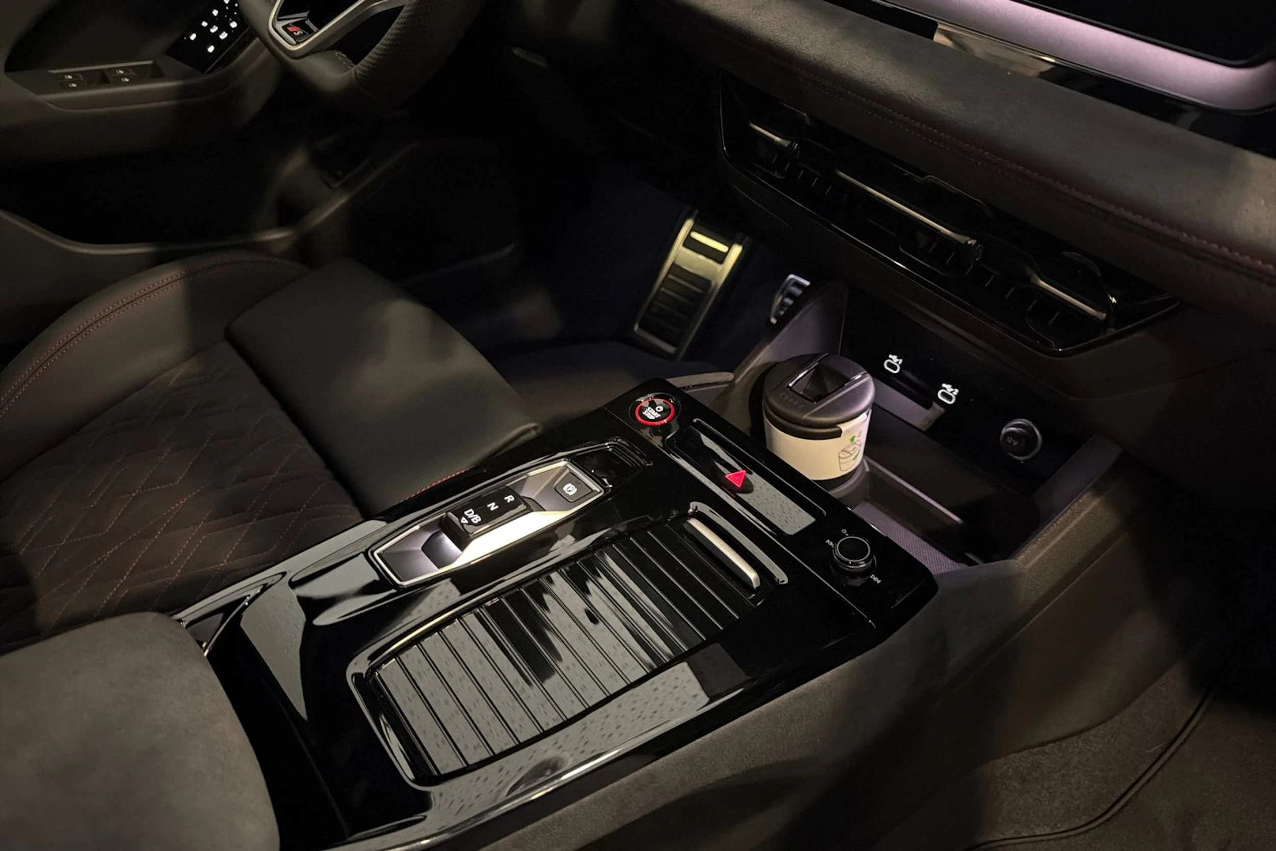 musta Audi SQ6 e-tron 2026 kuva 15.