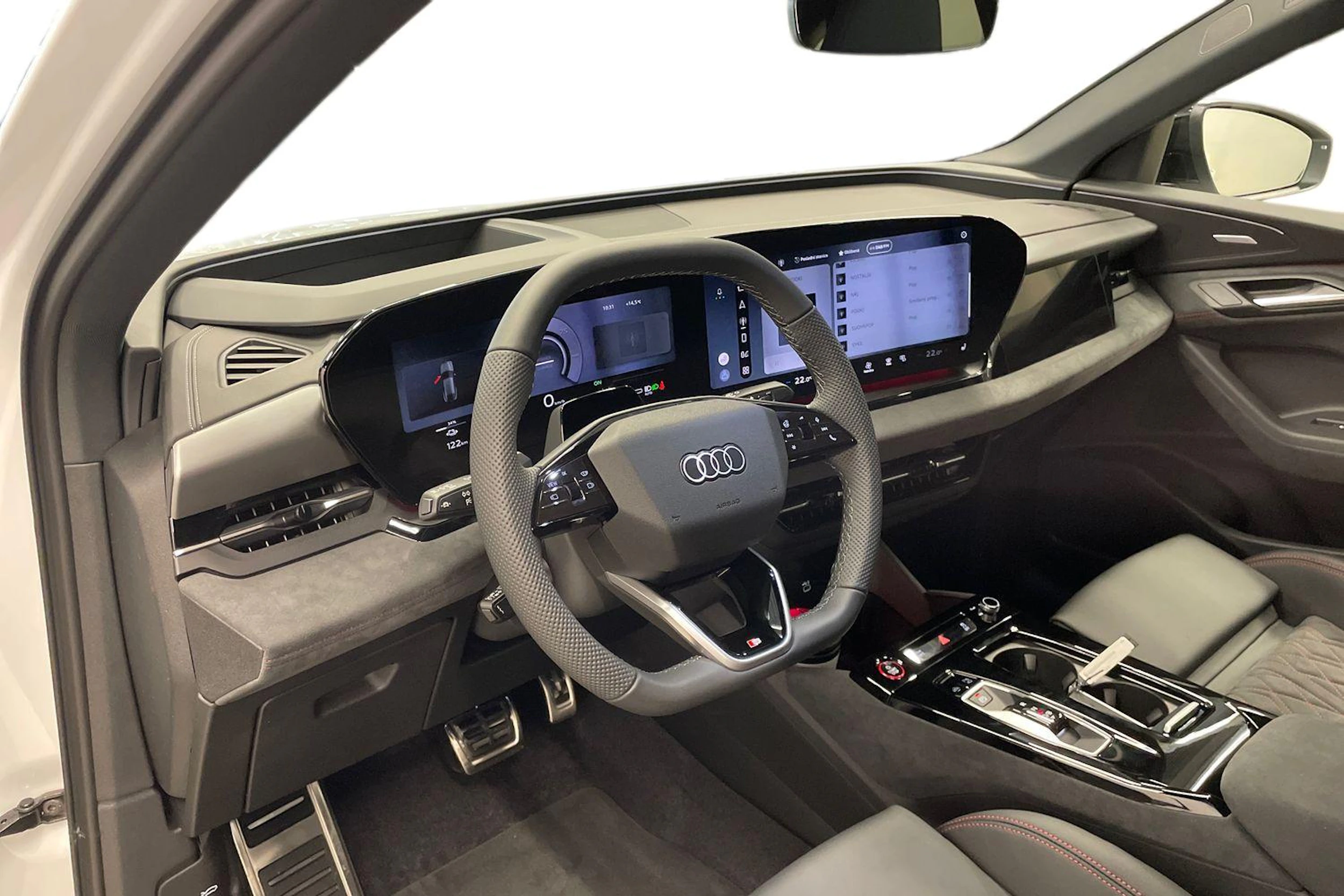valkoinen Audi SQ6 e-tron 2026 kuva 6.