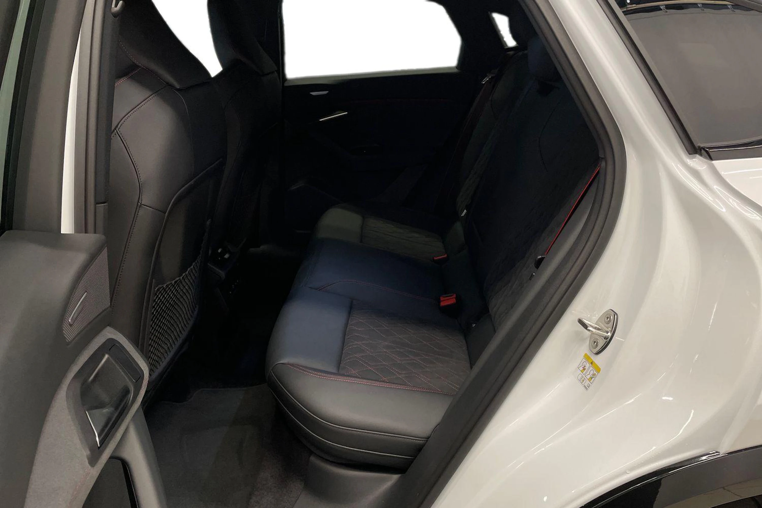 valkoinen Audi SQ6 e-tron 2026 kuva 8.