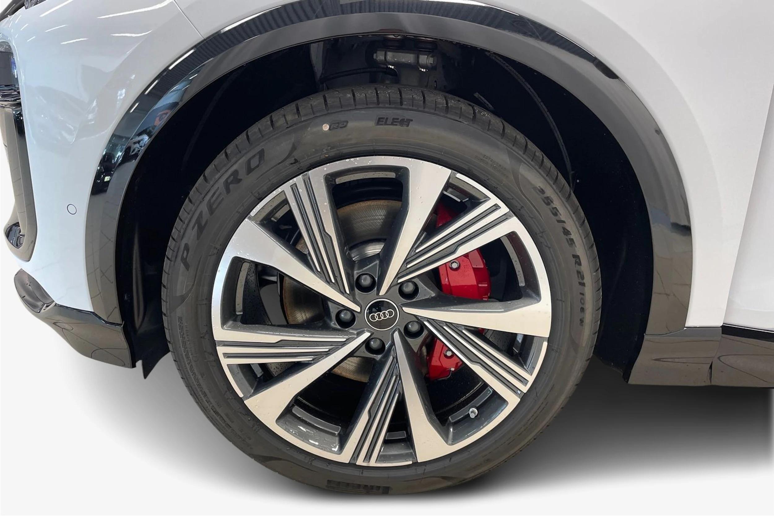 valkoinen Audi SQ6 e-tron 2026 kuva 9.