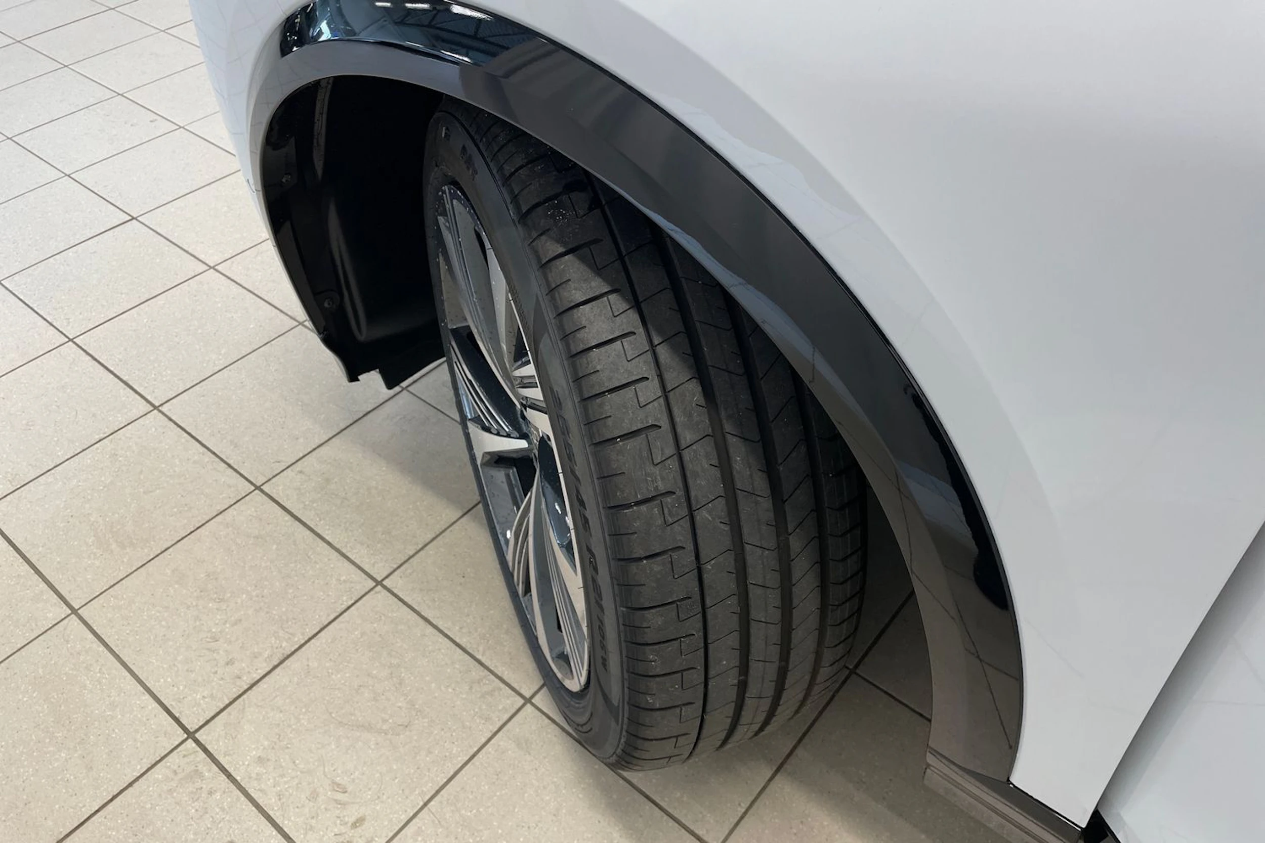 valkoinen Audi SQ6 e-tron 2026 kuva 10.