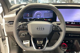 valkoinen Audi SQ6 e-tron 2026 kuva 11.