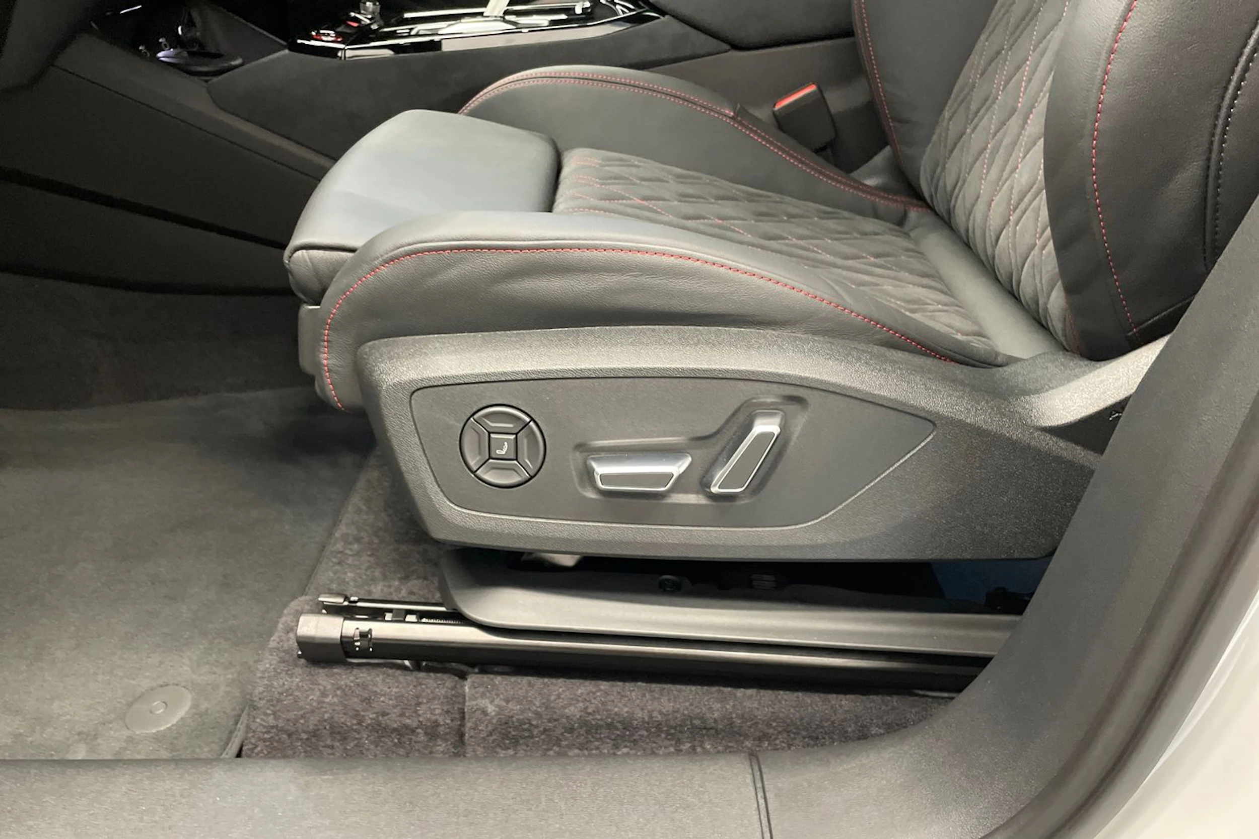 valkoinen Audi SQ6 e-tron 2026 kuva 18.