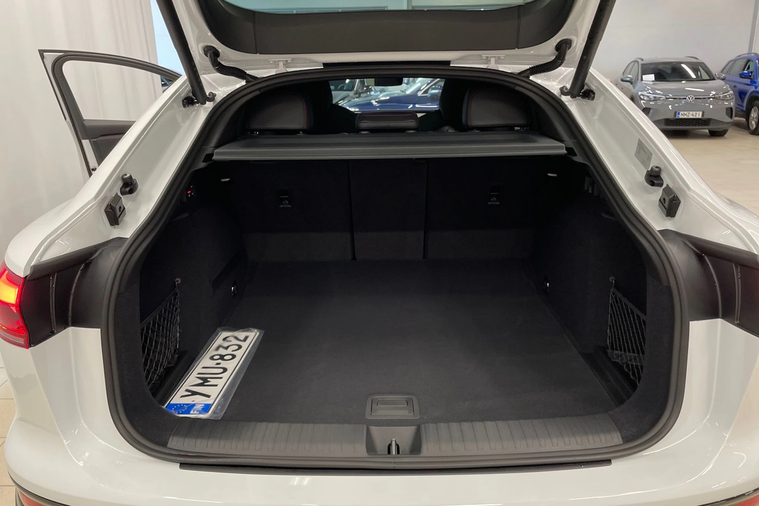 valkoinen Audi SQ6 e-tron 2026 kuva 22.