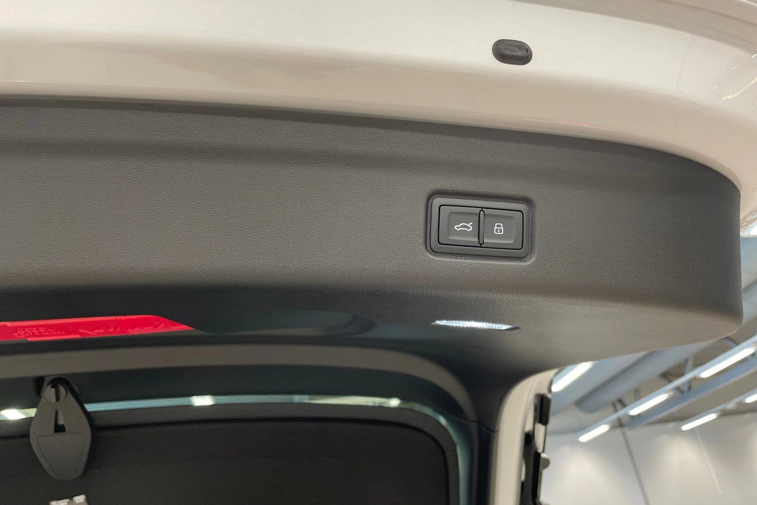 valkoinen Audi SQ6 e-tron 2026 kuva 23.