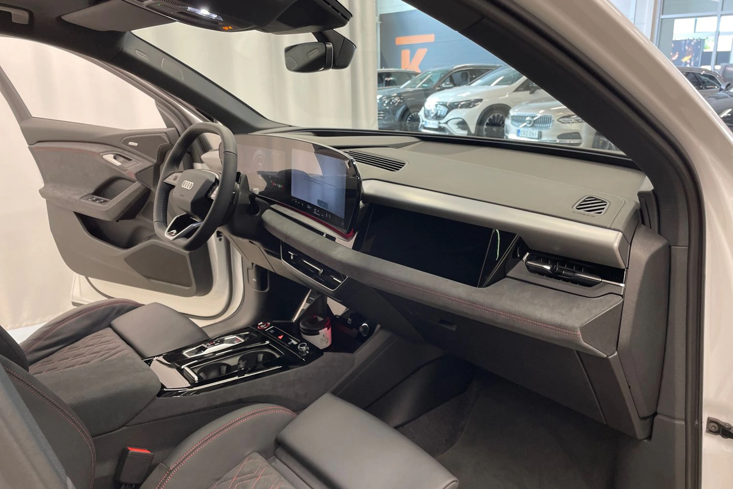 valkoinen Audi SQ6 e-tron 2026 kuva 27.