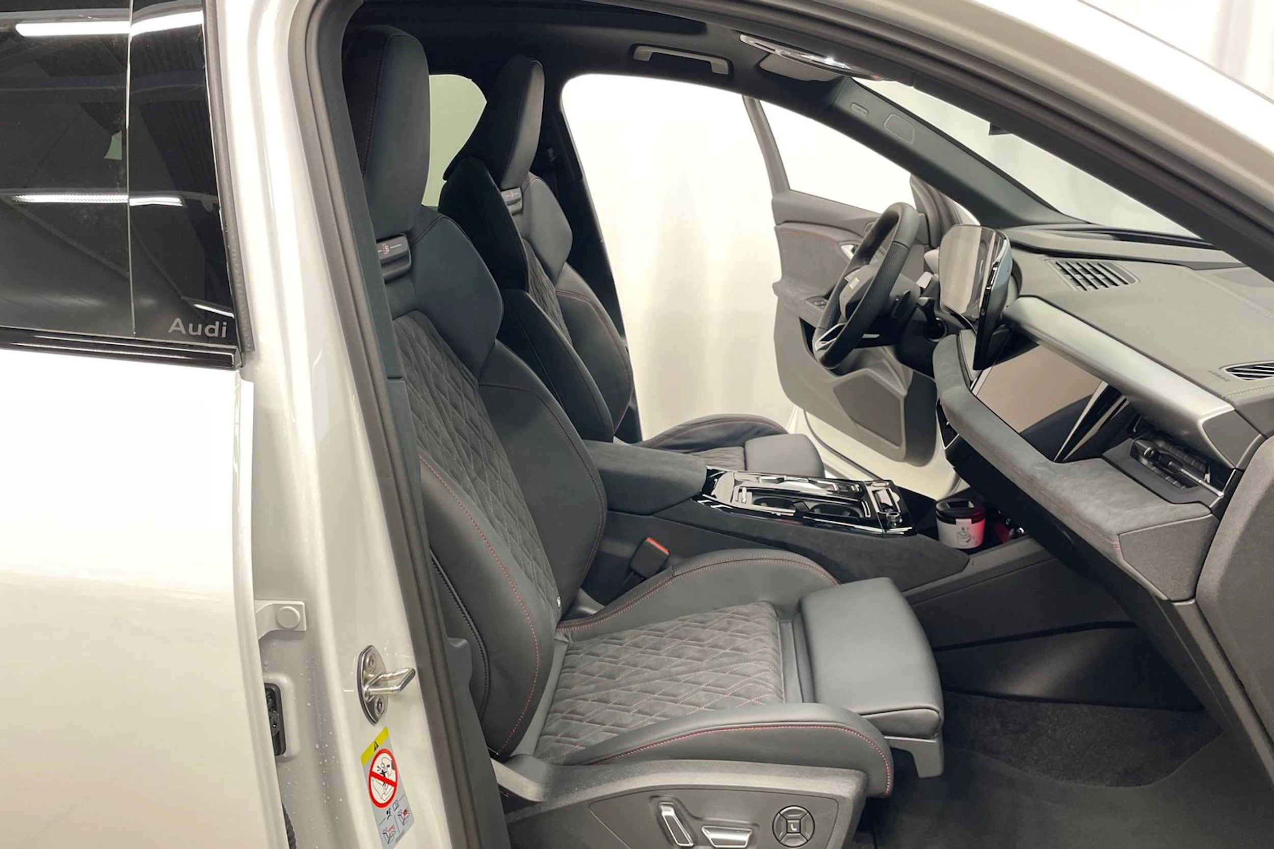 valkoinen Audi SQ6 e-tron 2026 kuva 28.