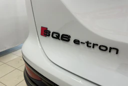 valkoinen Audi SQ6 e-tron 2026 kuva 30.