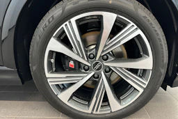 mythos musta Audi SQ6 e-tron 2026 kuva 10.