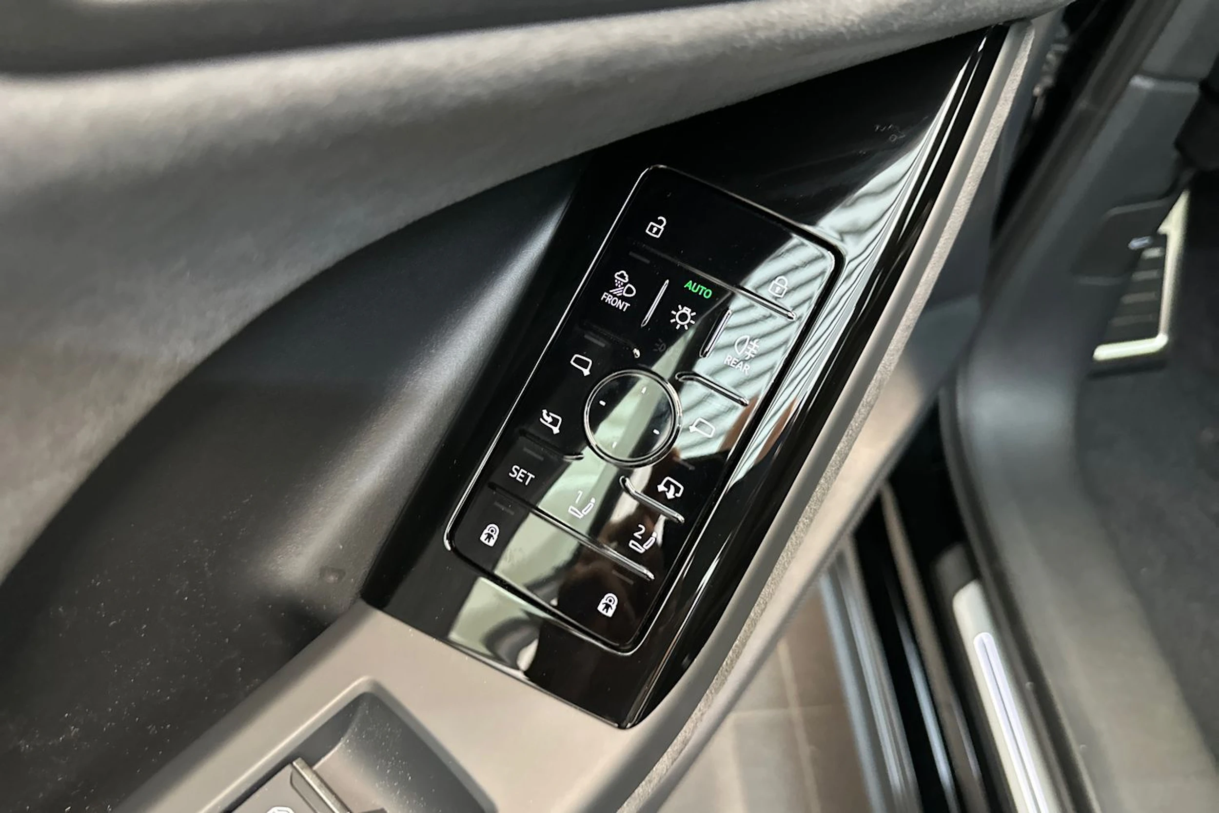mythos musta Audi SQ6 e-tron 2026 kuva 11.