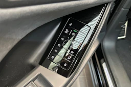 mythos musta Audi SQ6 e-tron 2026 kuva 11.