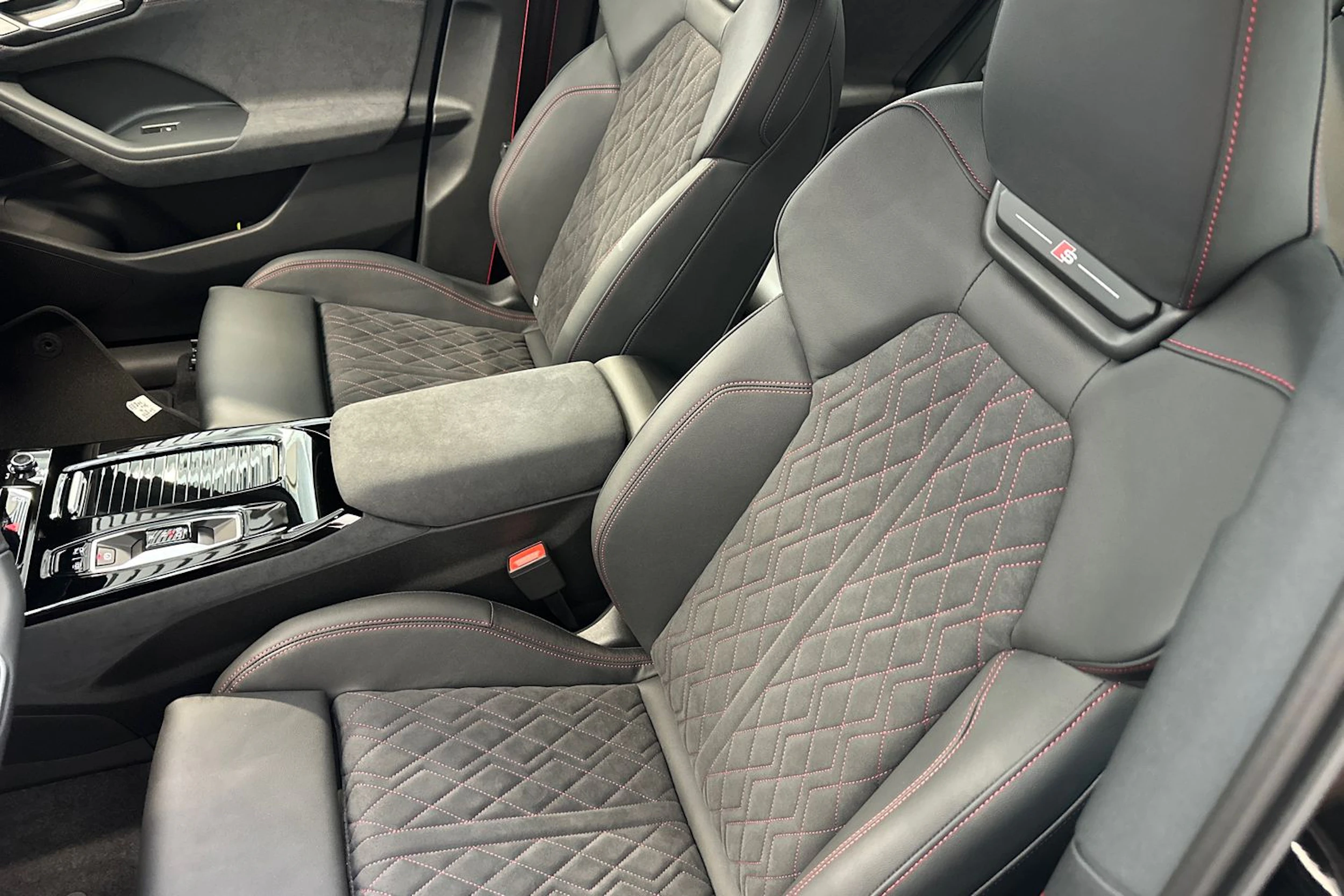 mythos musta Audi SQ6 e-tron 2026 kuva 12.