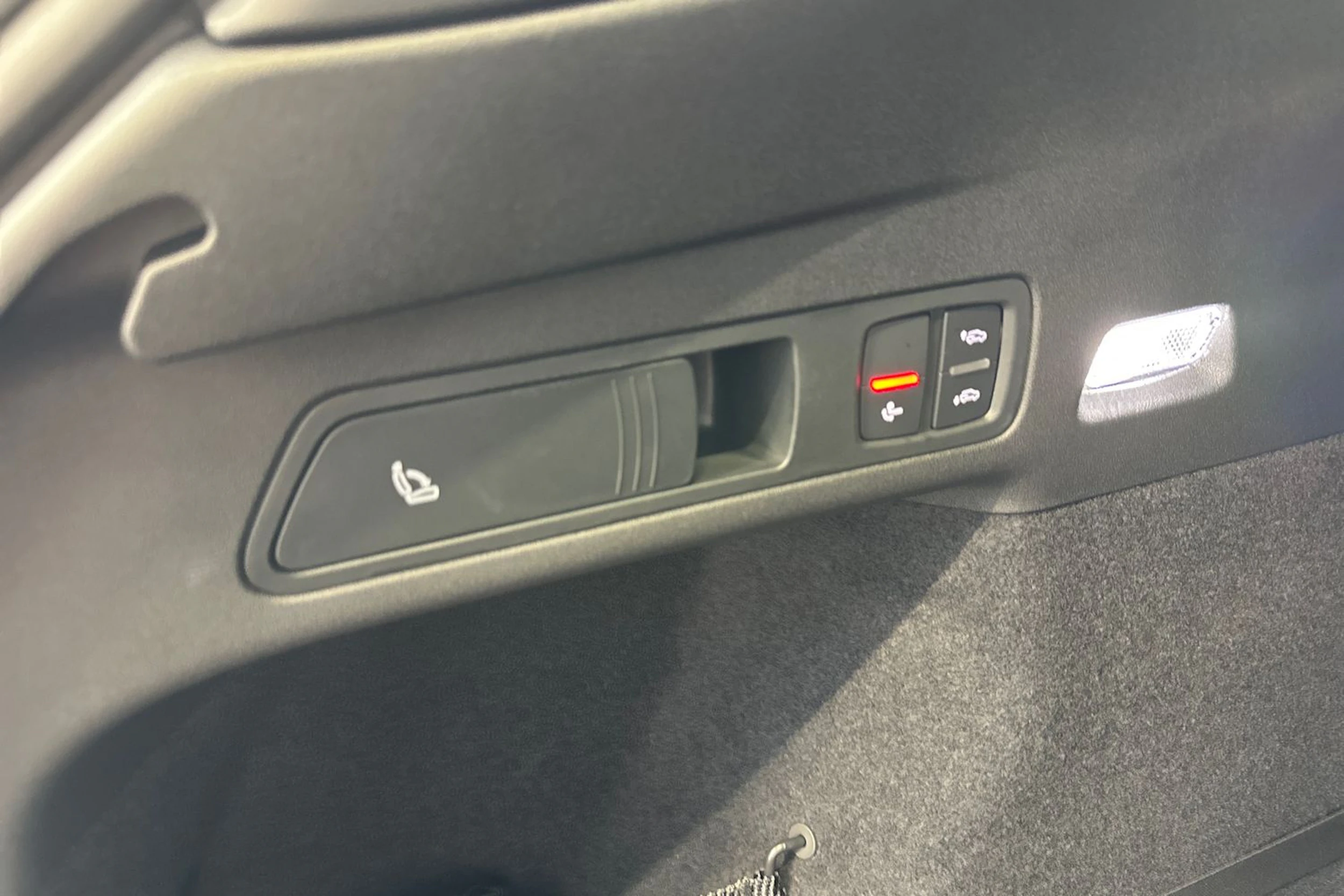 mythos musta Audi SQ6 e-tron 2026 kuva 24.