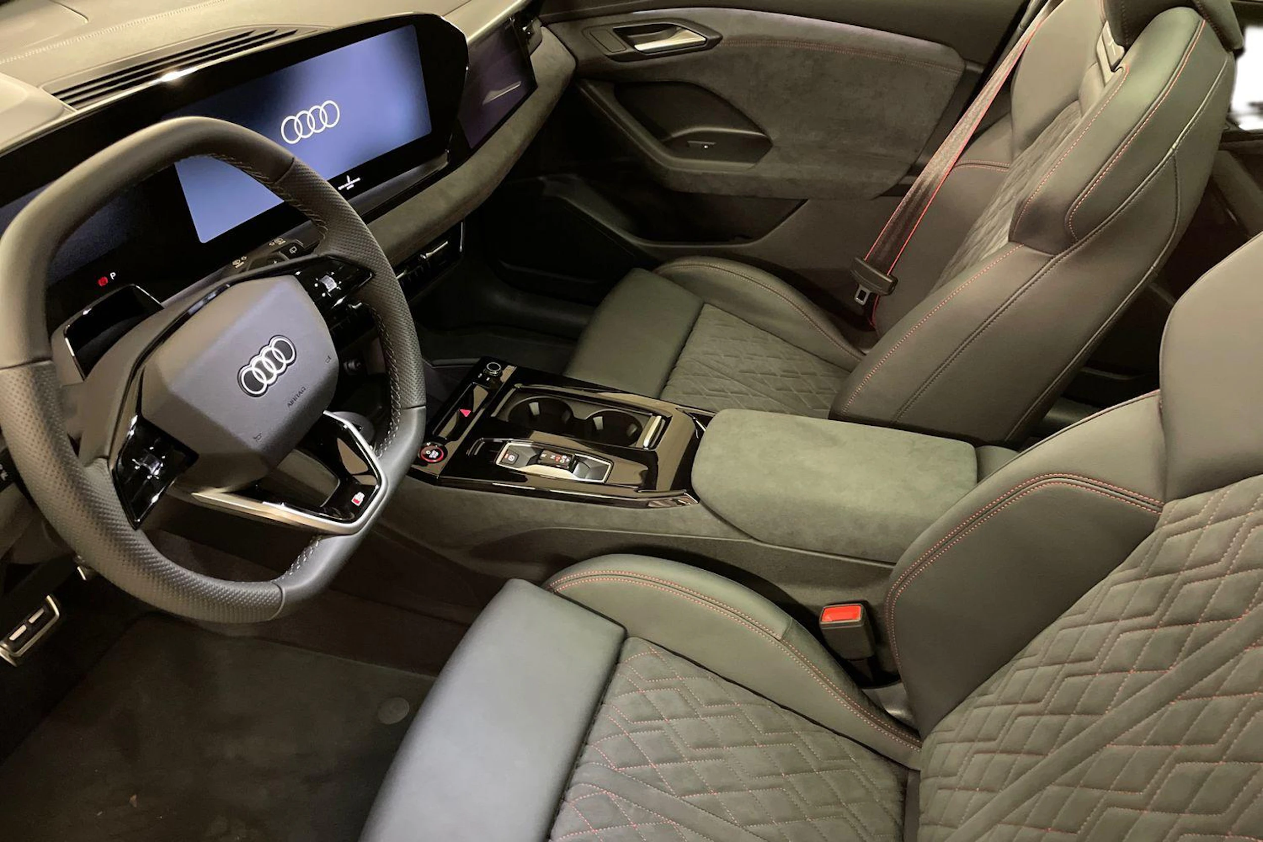 musta Audi SQ6 e-tron 2026 kuva 6.