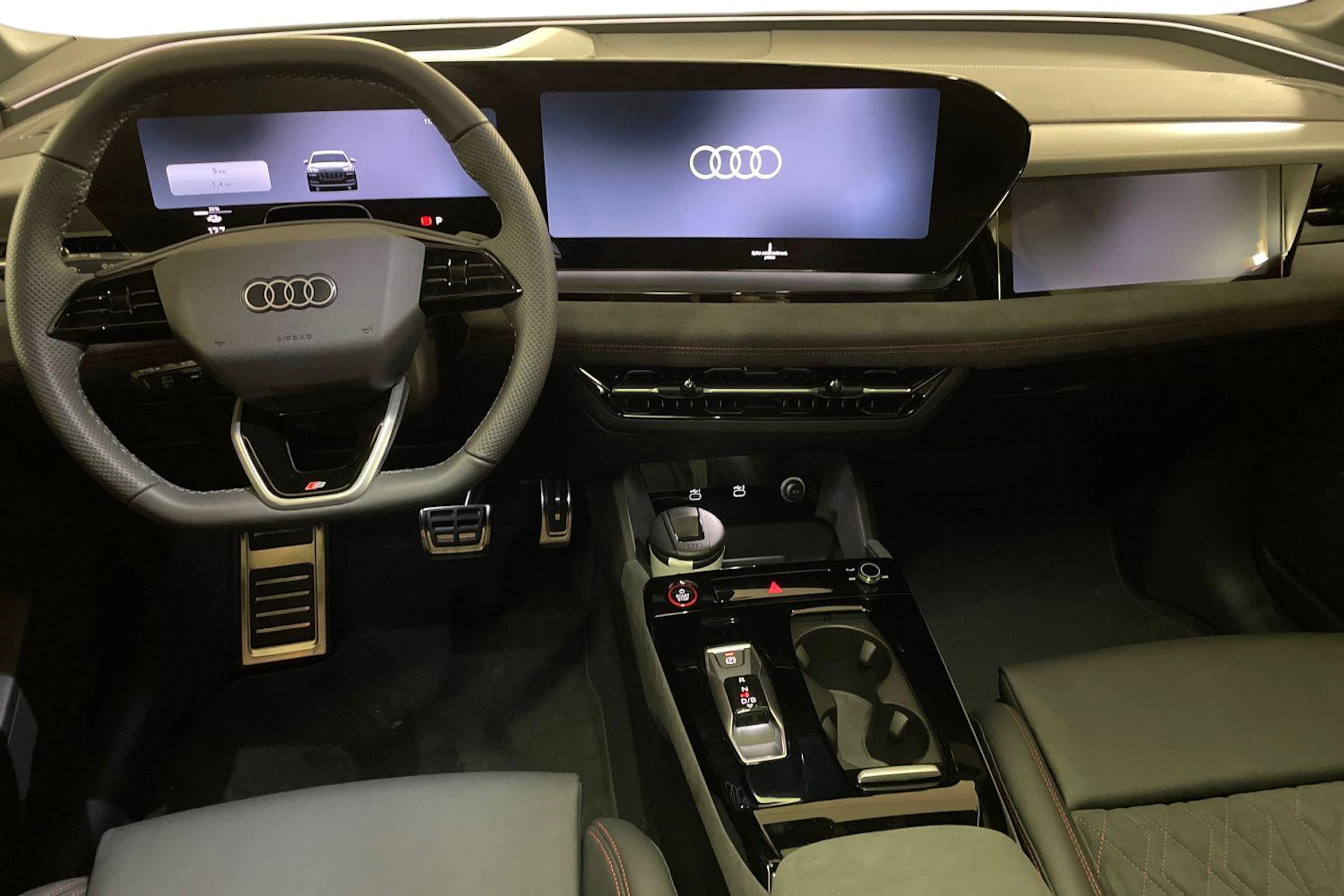 musta Audi SQ6 e-tron 2026 kuva 7.