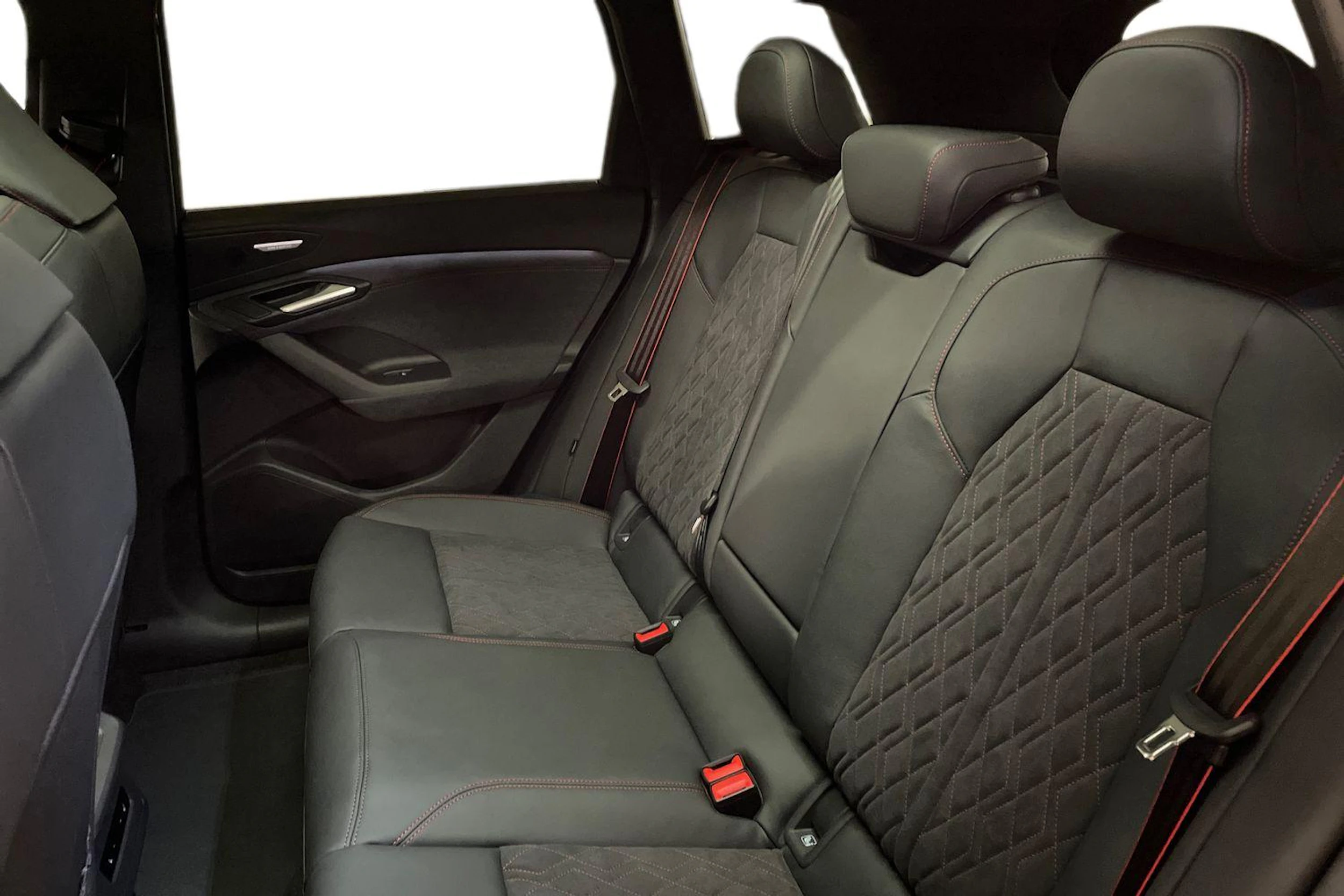 musta Audi SQ6 e-tron 2026 kuva 8.
