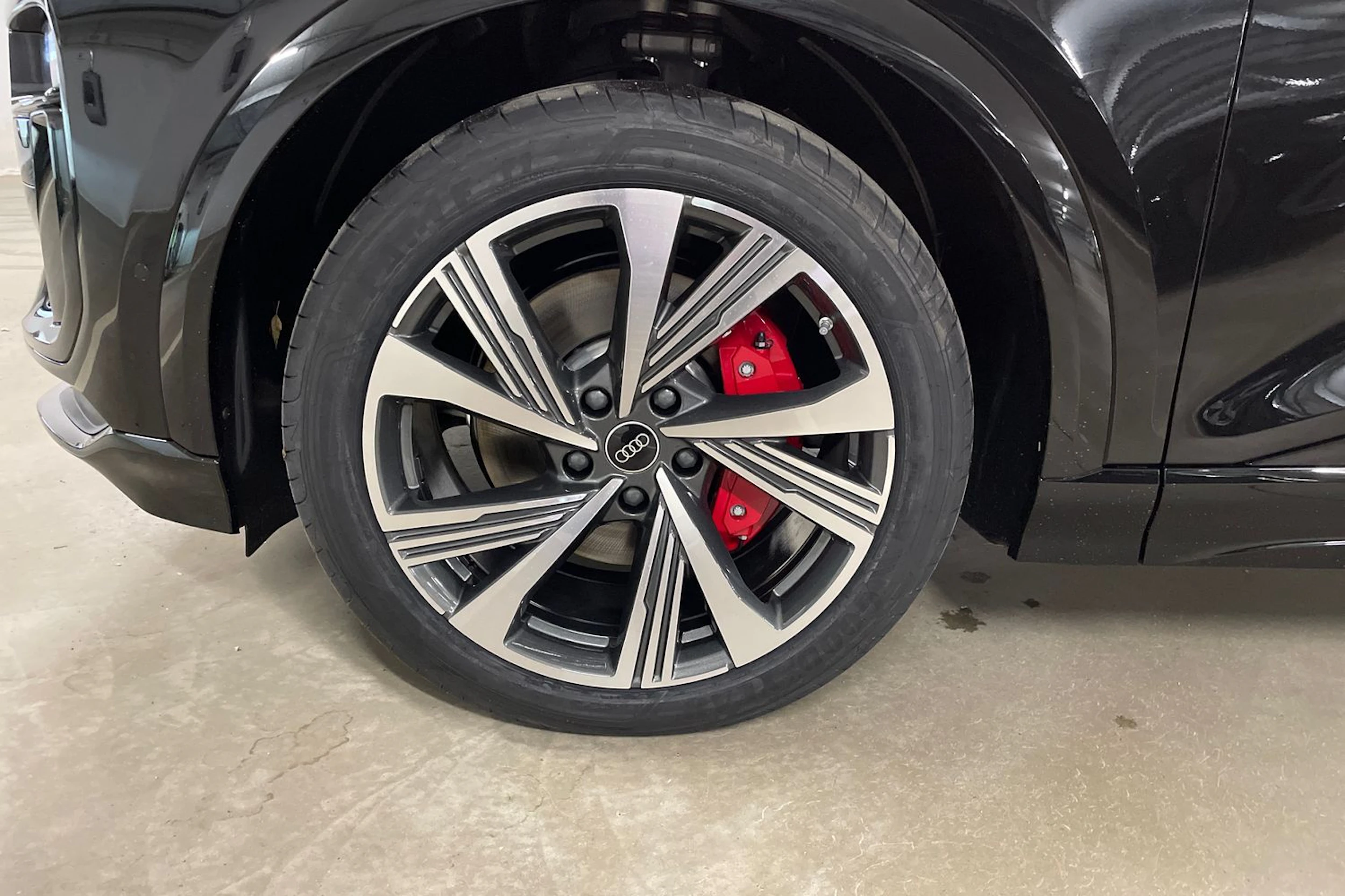musta Audi SQ6 e-tron 2026 kuva 10.