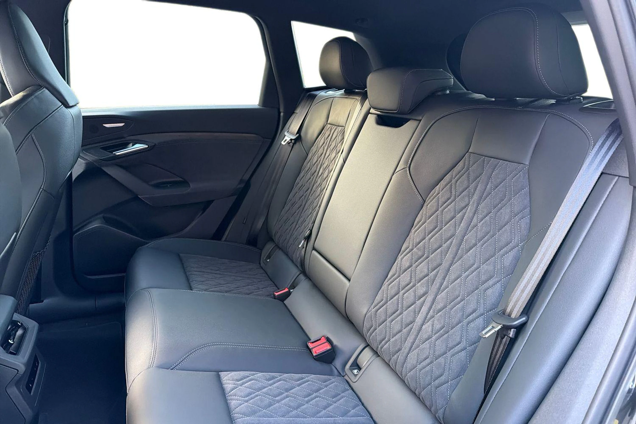 harmaa Audi SQ6 e-tron 2026 kuva 8.