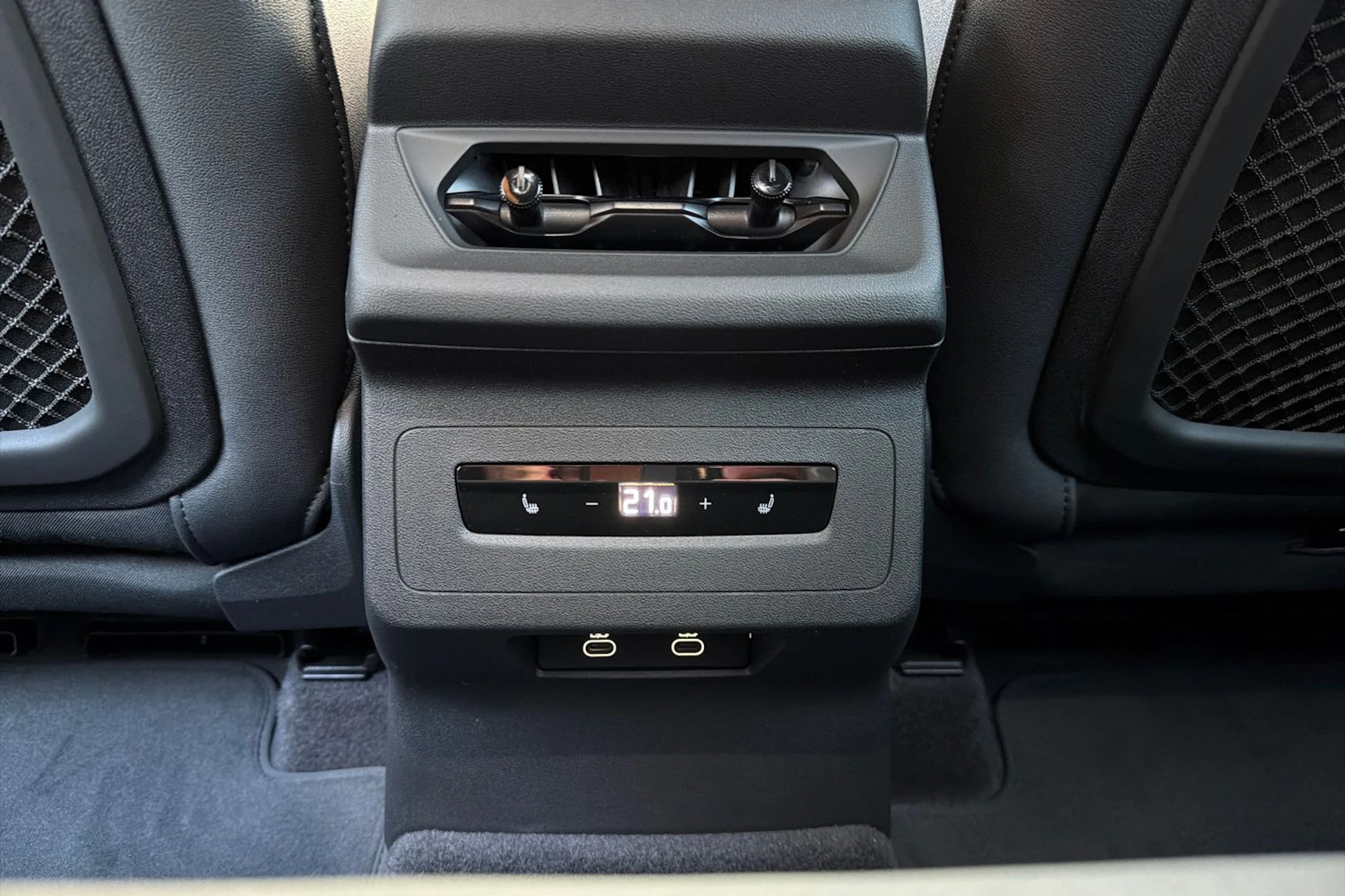 harmaa Audi SQ6 e-tron 2026 kuva 11.