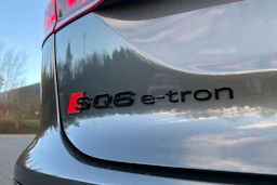 harmaa Audi SQ6 e-tron 2026 kuva 30.