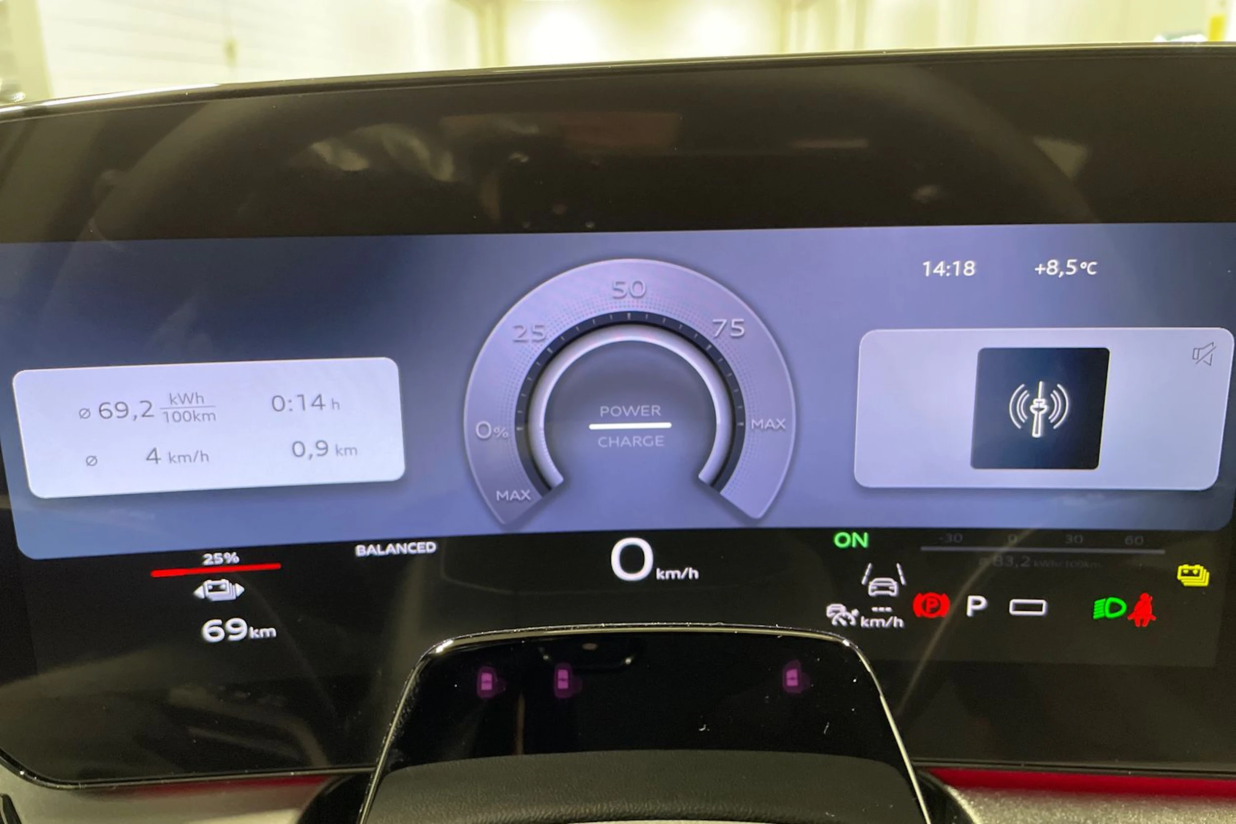 harmaa Audi SQ6 e-tron 2026 kuva 11.