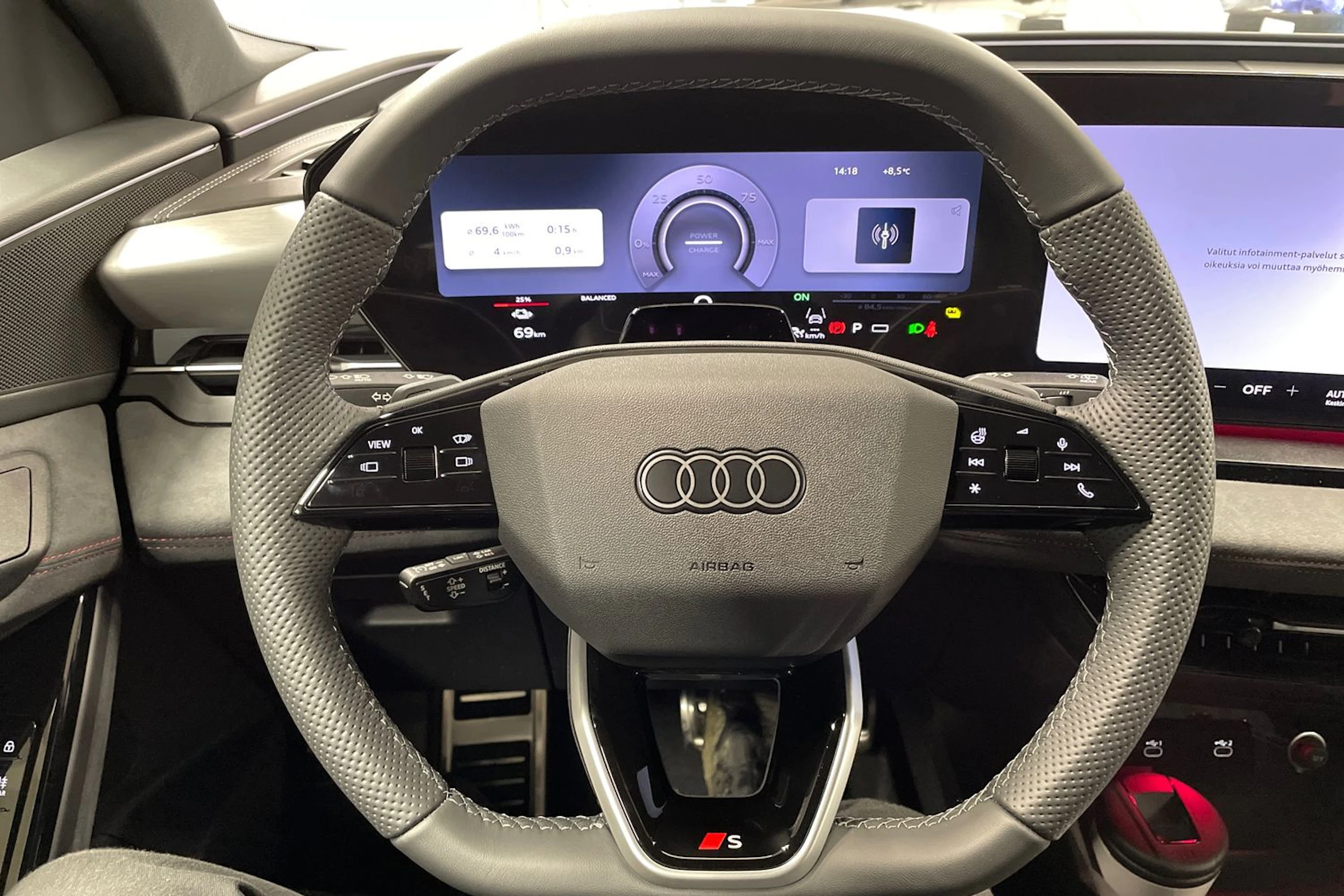 harmaa Audi SQ6 e-tron 2026 kuva 14.