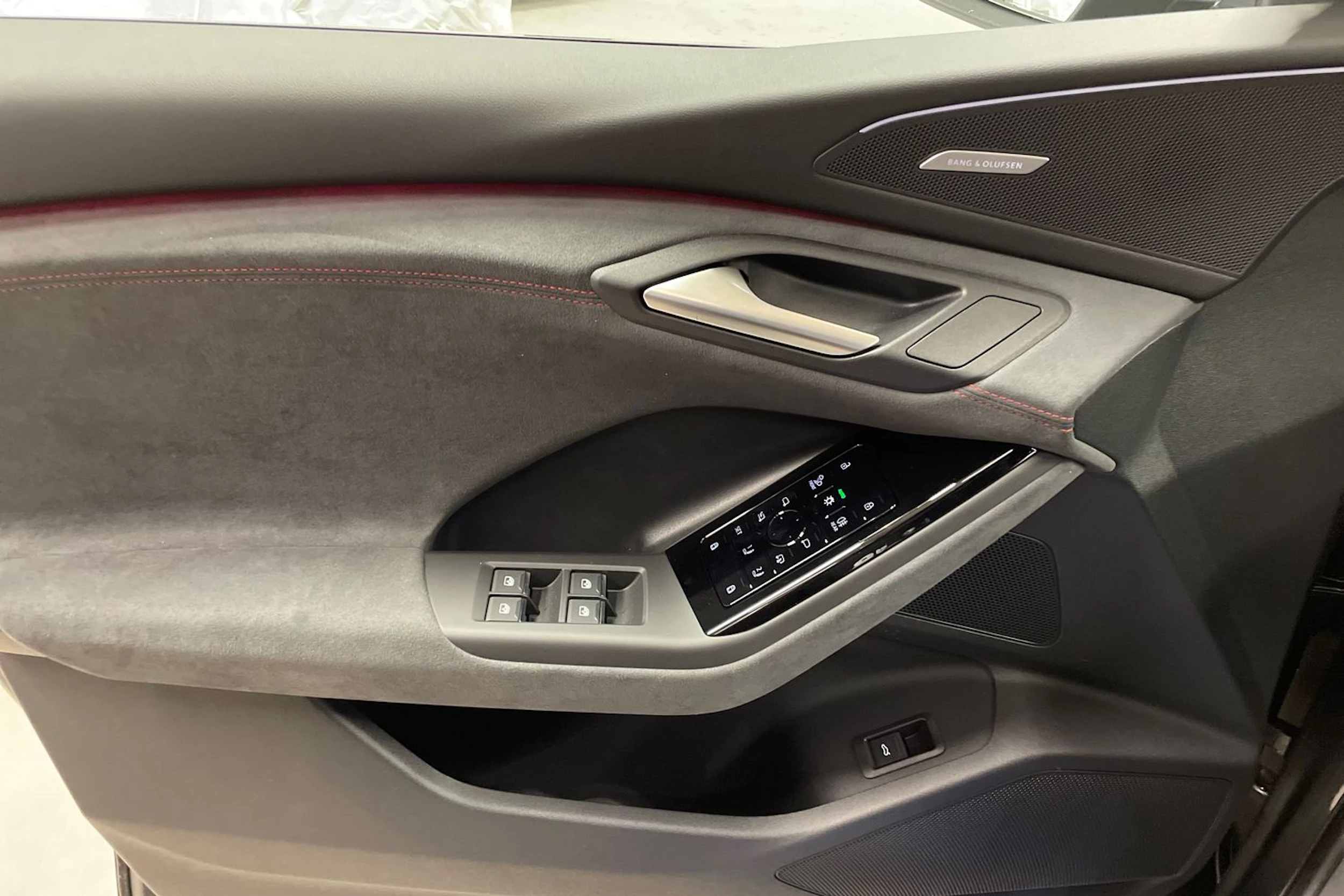 harmaa Audi SQ6 e-tron 2026 kuva 15.