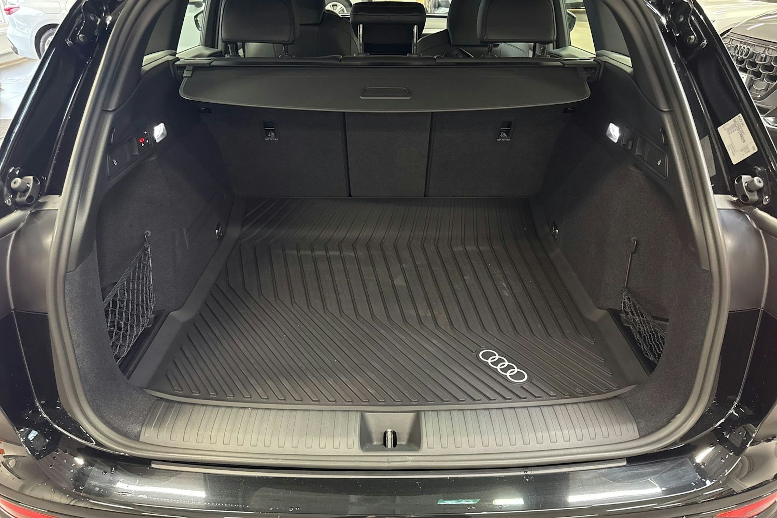 met. musta Audi SQ6 e-tron 2026 kuva 11.