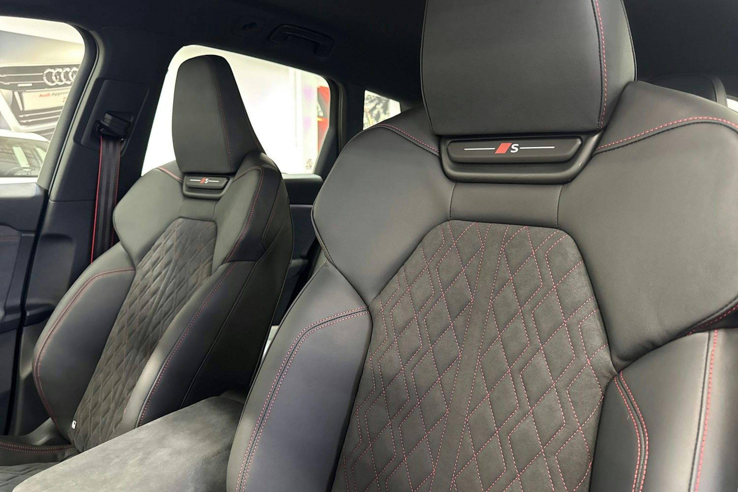 met. musta Audi SQ6 e-tron 2026 kuva 13.