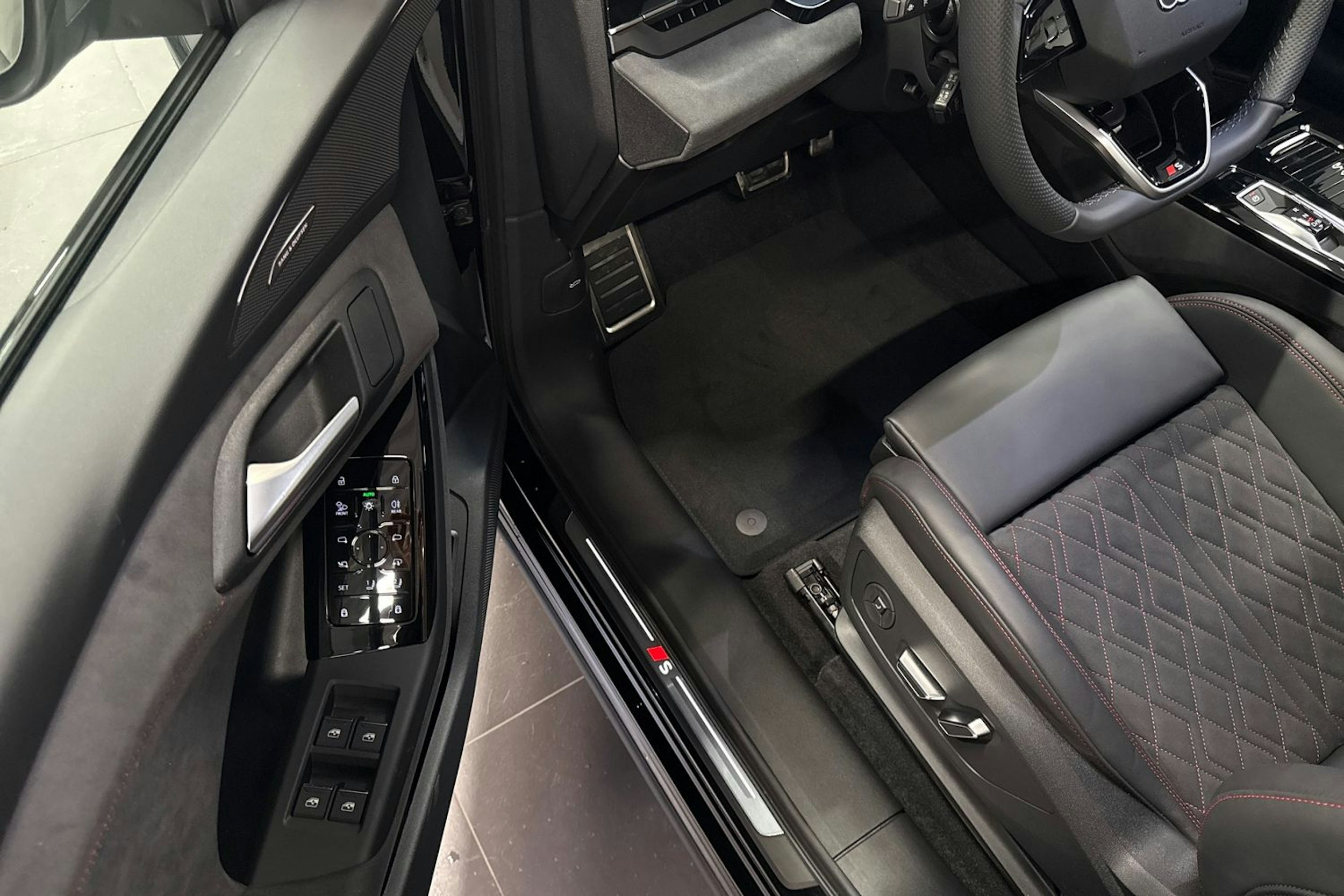 met. musta Audi SQ6 e-tron 2026 kuva 15.