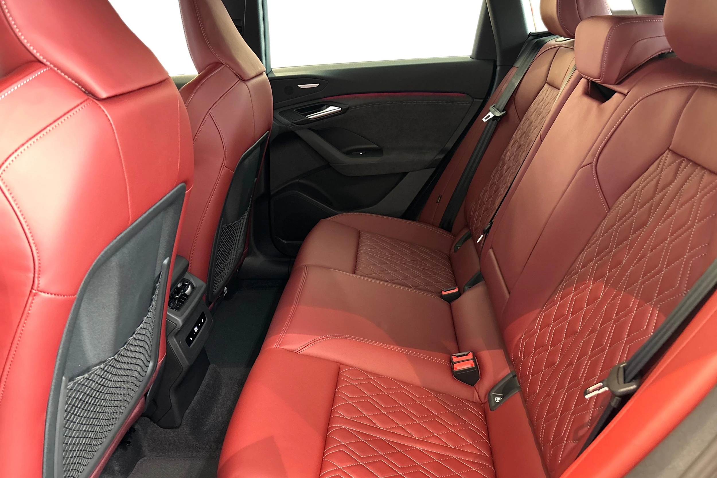 valkoinen Audi SQ6 e-tron 2026 kuva 23.