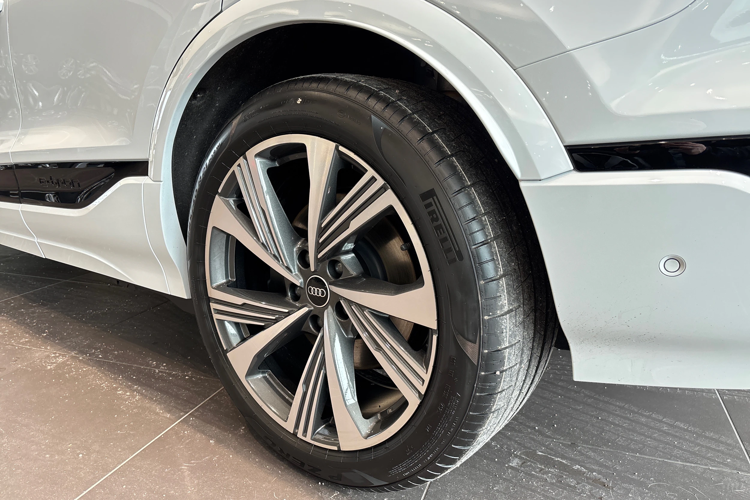 valkoinen Audi SQ6 e-tron 2026 kuva 25.