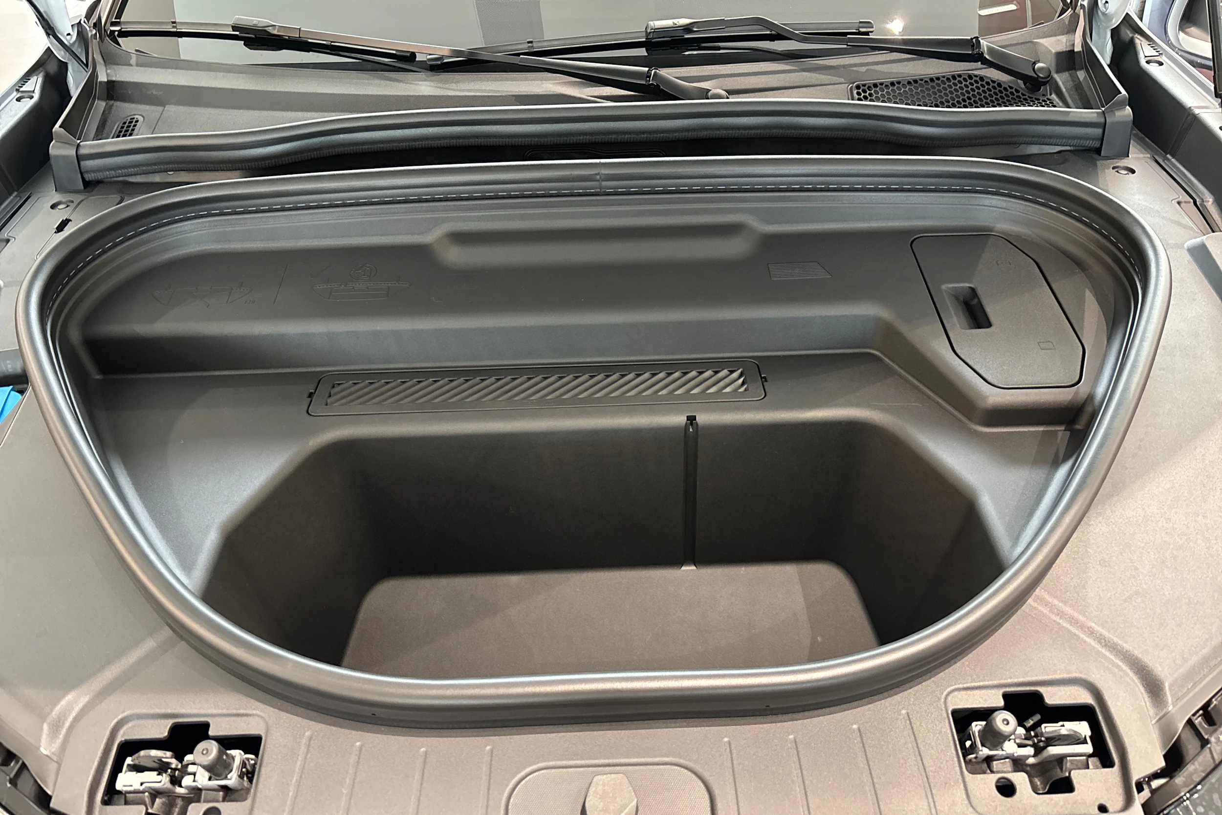 valkoinen Audi SQ6 e-tron 2026 kuva 30.