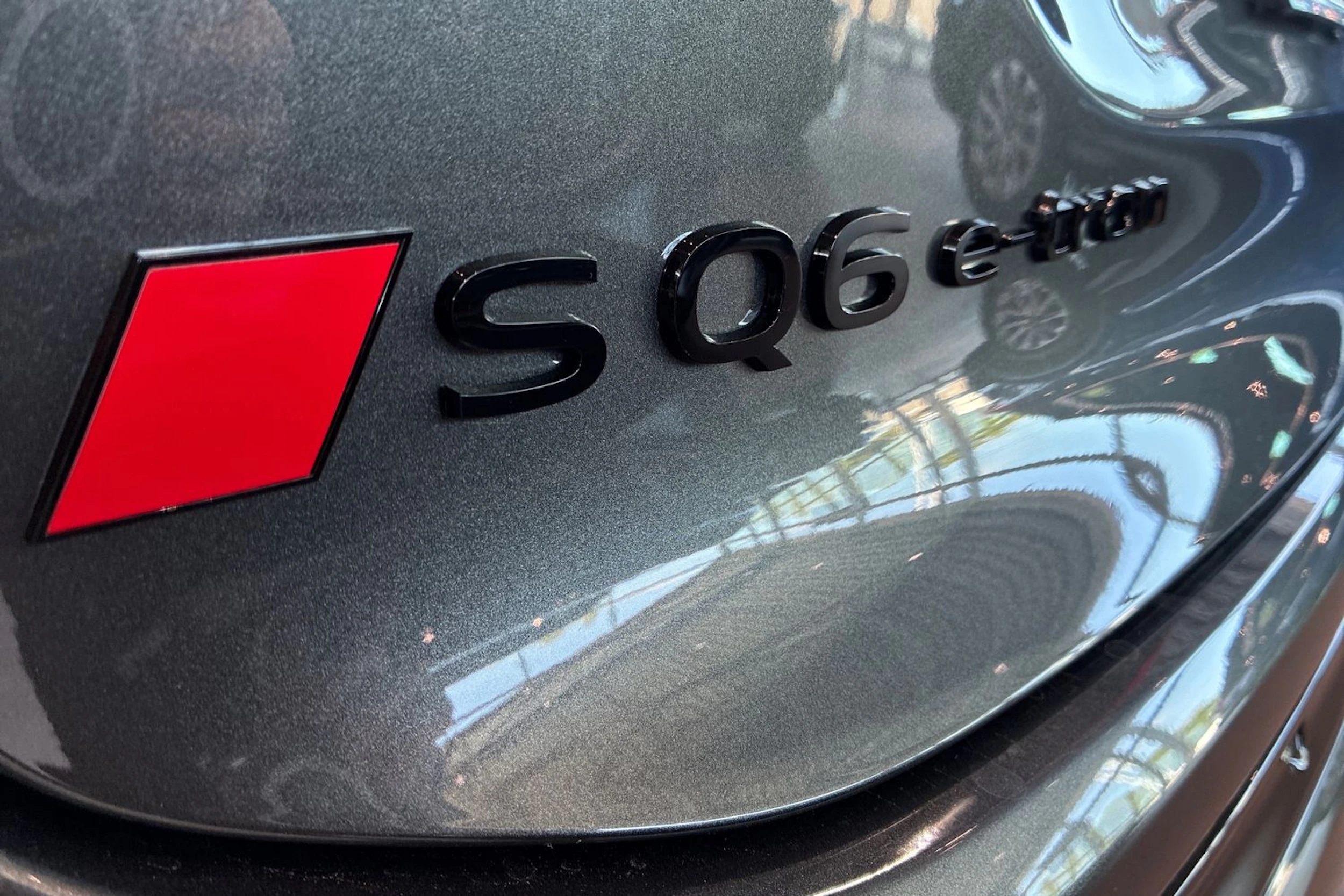 harmaa Audi SQ6 e-tron 2026 kuva 13.