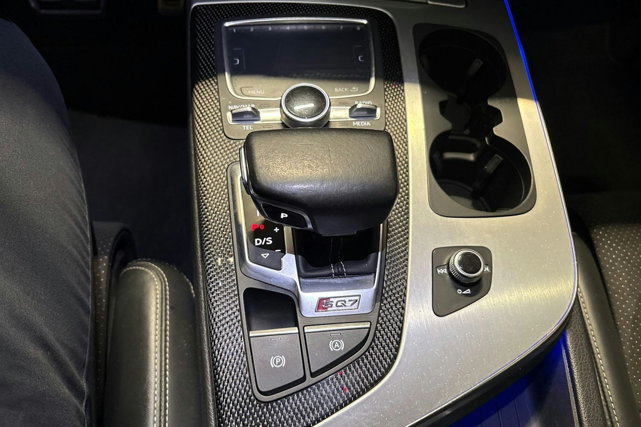 Harmaa Audi SQ7 2017 kuva 18.