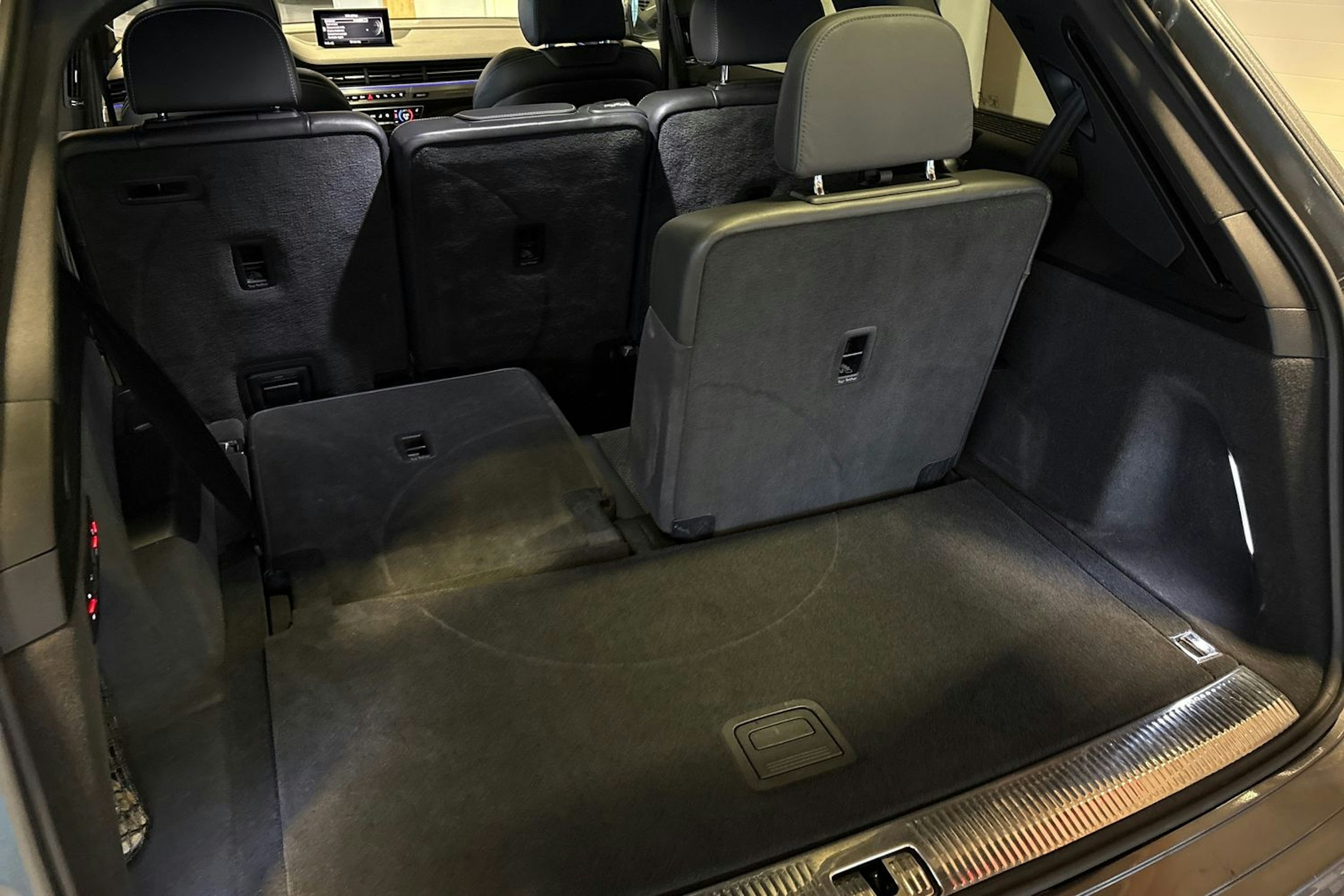 Harmaa Audi SQ7 2017 kuva 24.